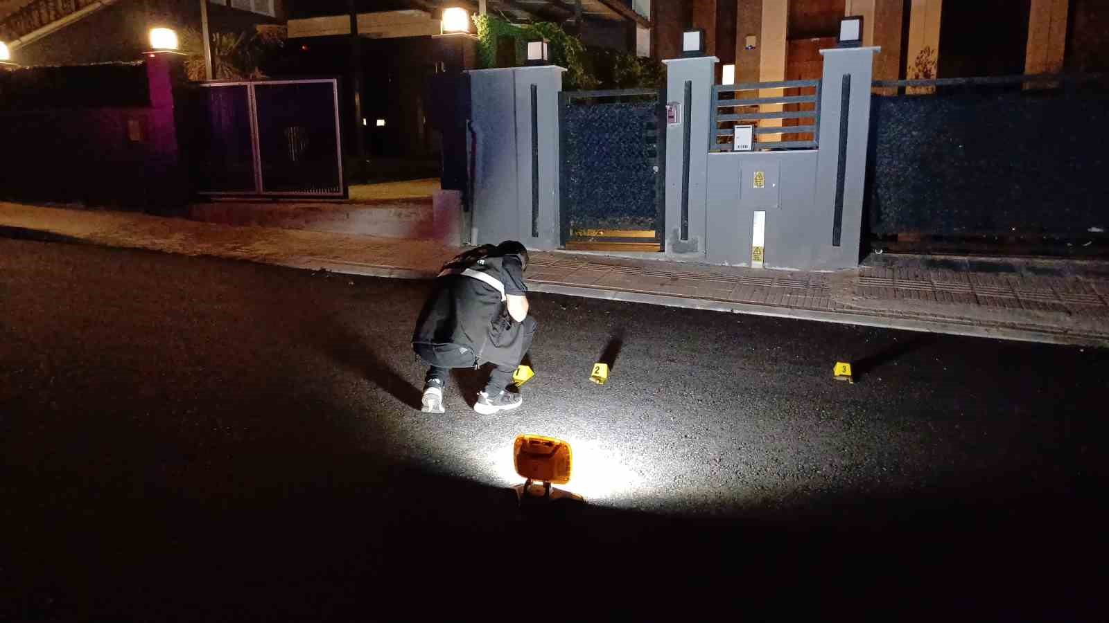 Eve tüfekle ateş açıp kaçtılar: Polis motosikletli saldırganların peşinde