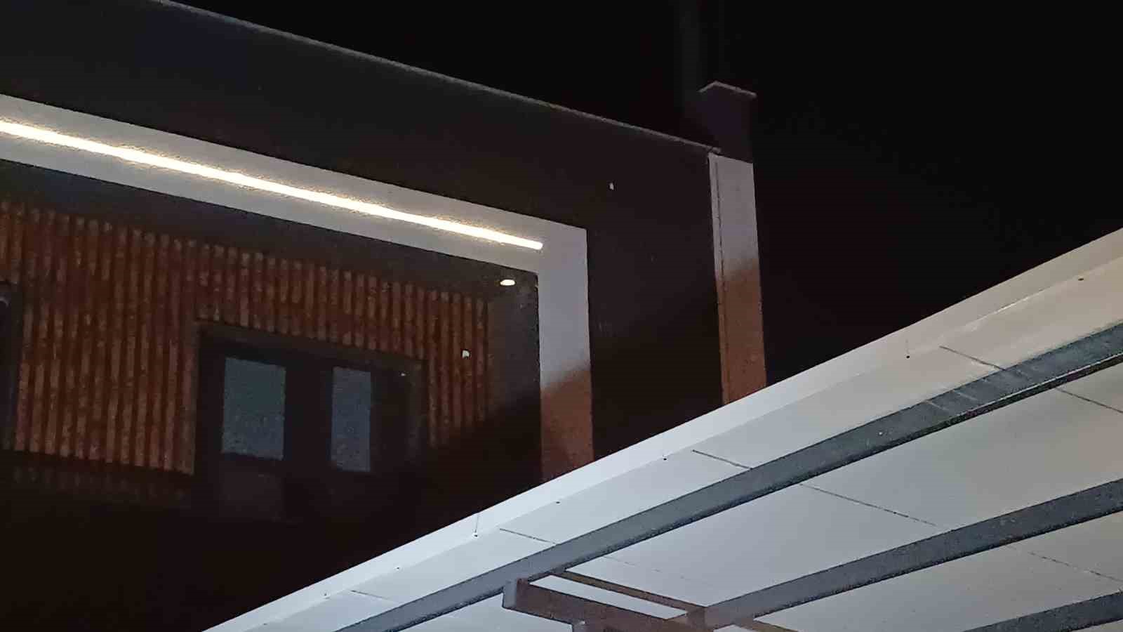 Eve tüfekle ateş açıp kaçtılar: Polis motosikletli saldırganların peşinde