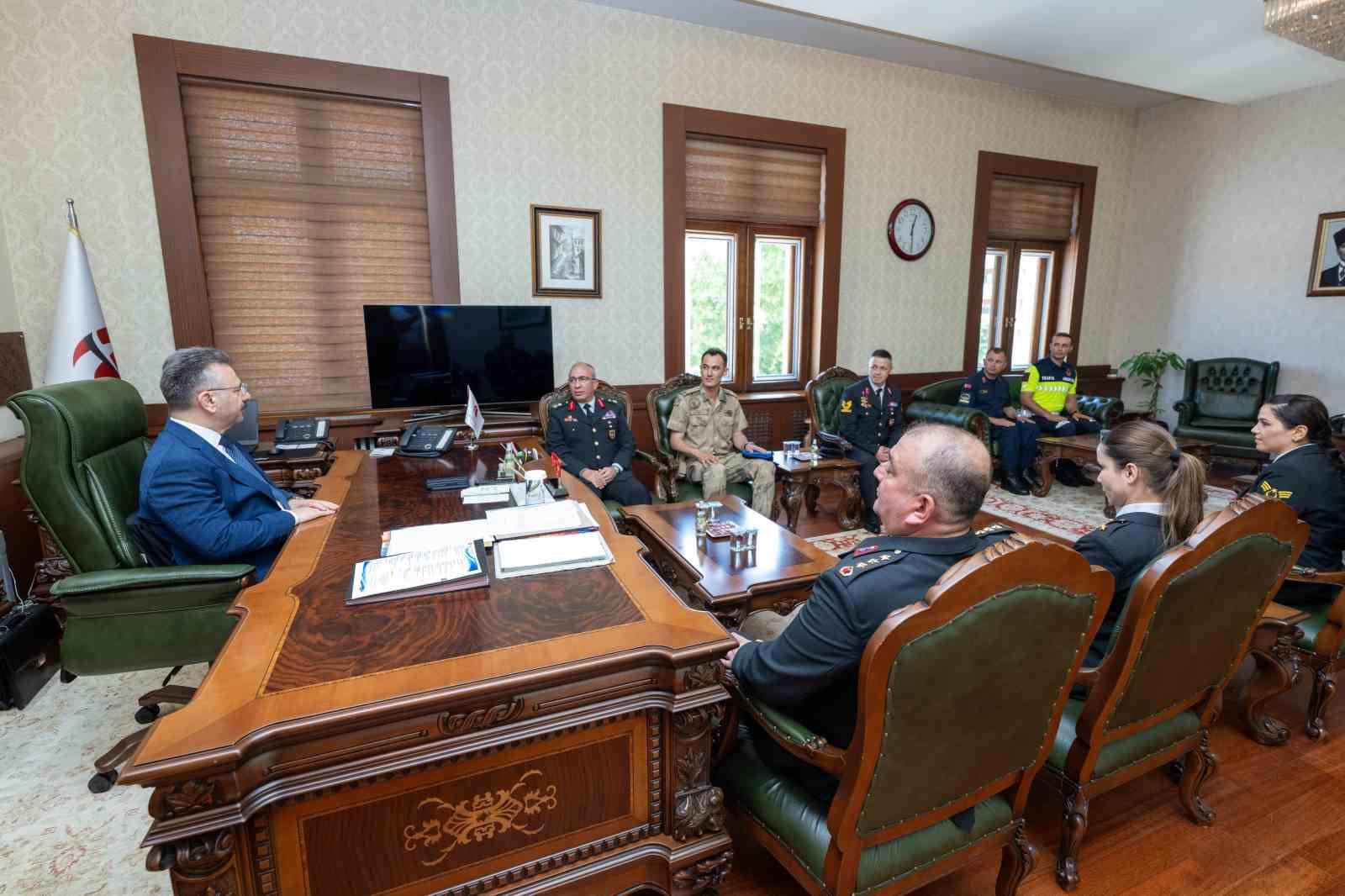 İl Jandarma Komutanı Demir ve jandarma personeli, Vali Aksoy&rsquo;u ziyaret etti
