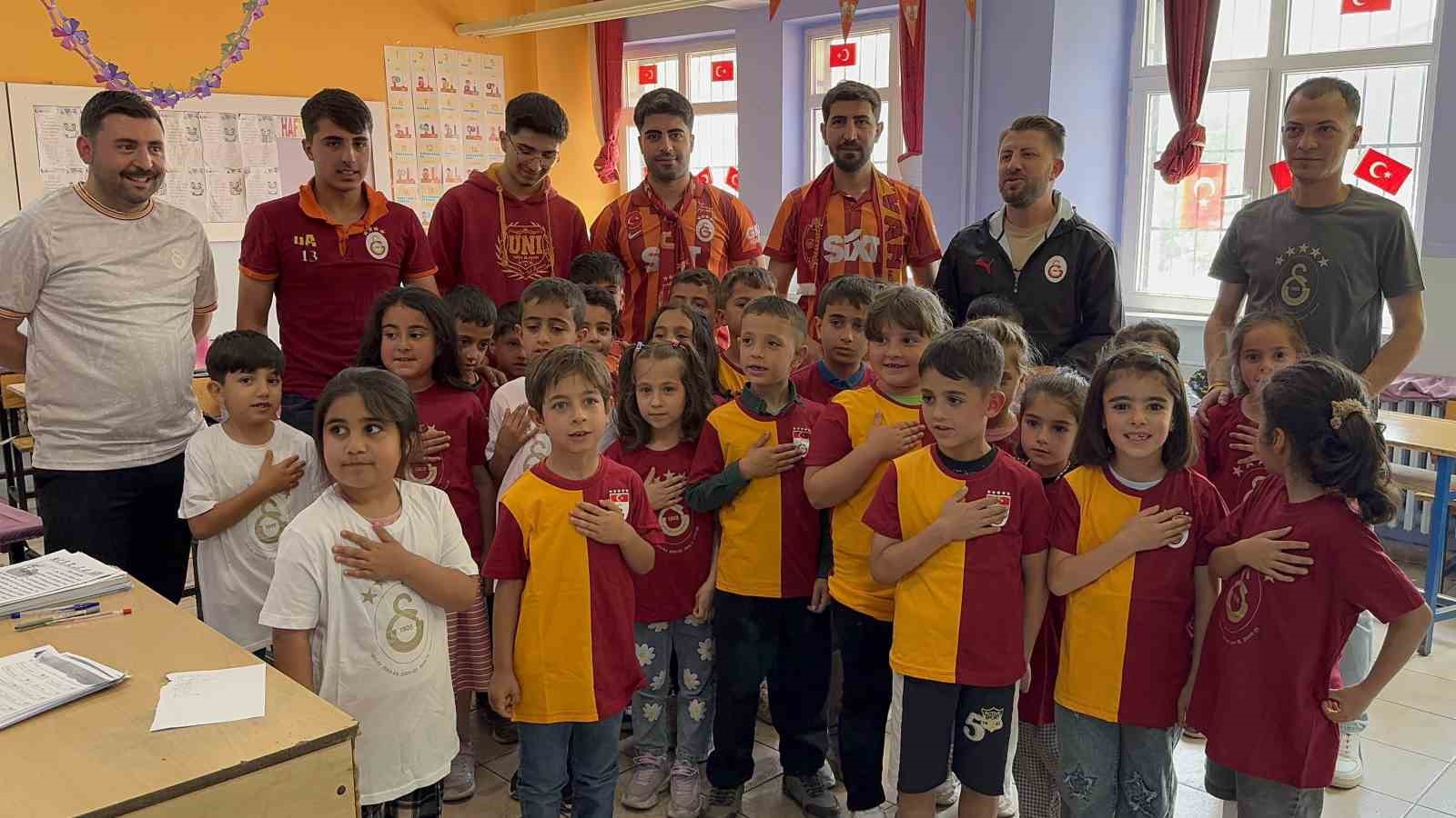 Ultraslan Tatvan&rsquo;dan minik taraftarlara forma s&uuml;rprizi
