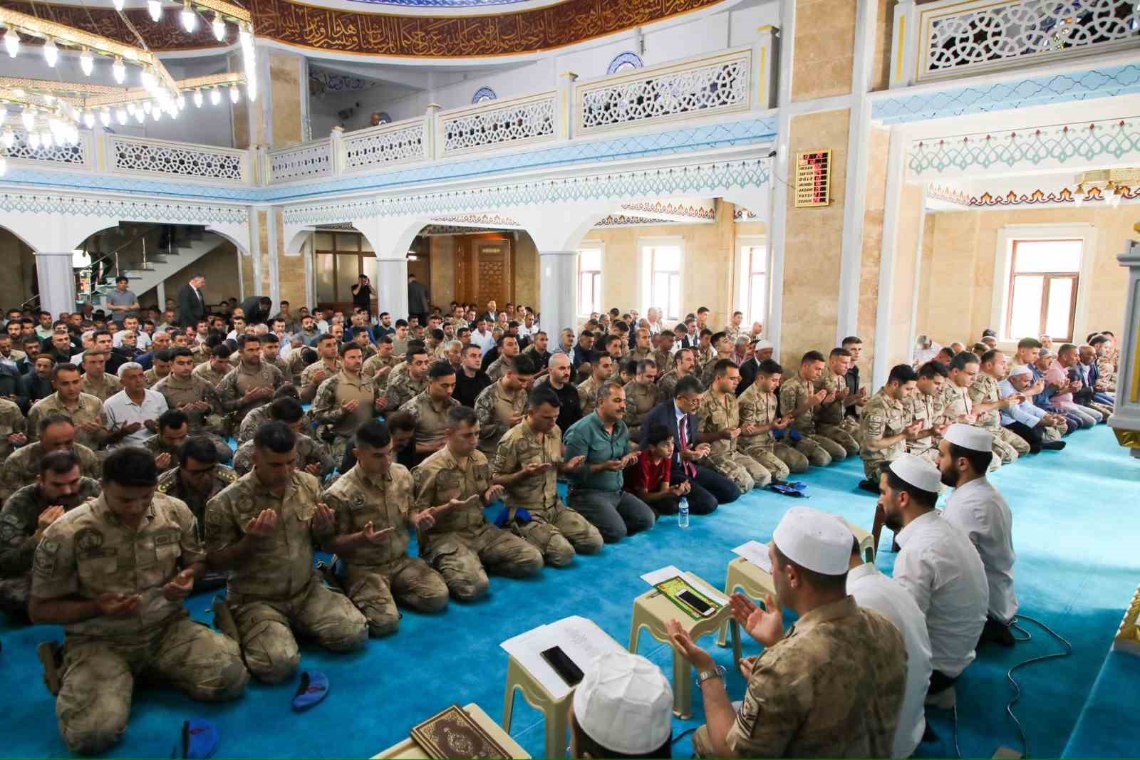 Hakkari Ulu Cami’de şehitler için dualar yükseldi