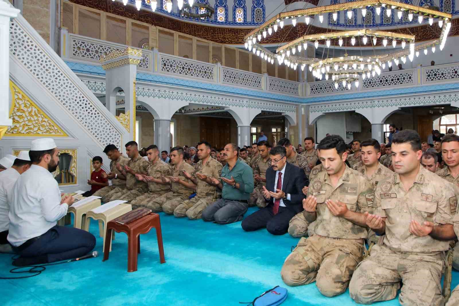 Hakkari Ulu Cami&rsquo;de şehitler i&ccedil;in dualar y&uuml;kseldi
