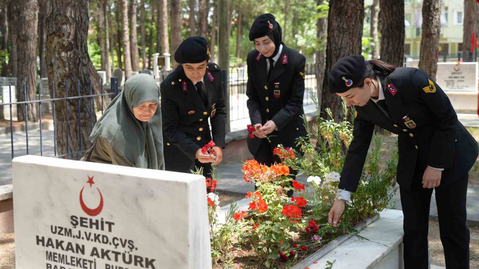 Jandarma Teşkilatı’nın 186. kuruluş yıl dönümünde şehit mezarlarına karanfil bırakıldı