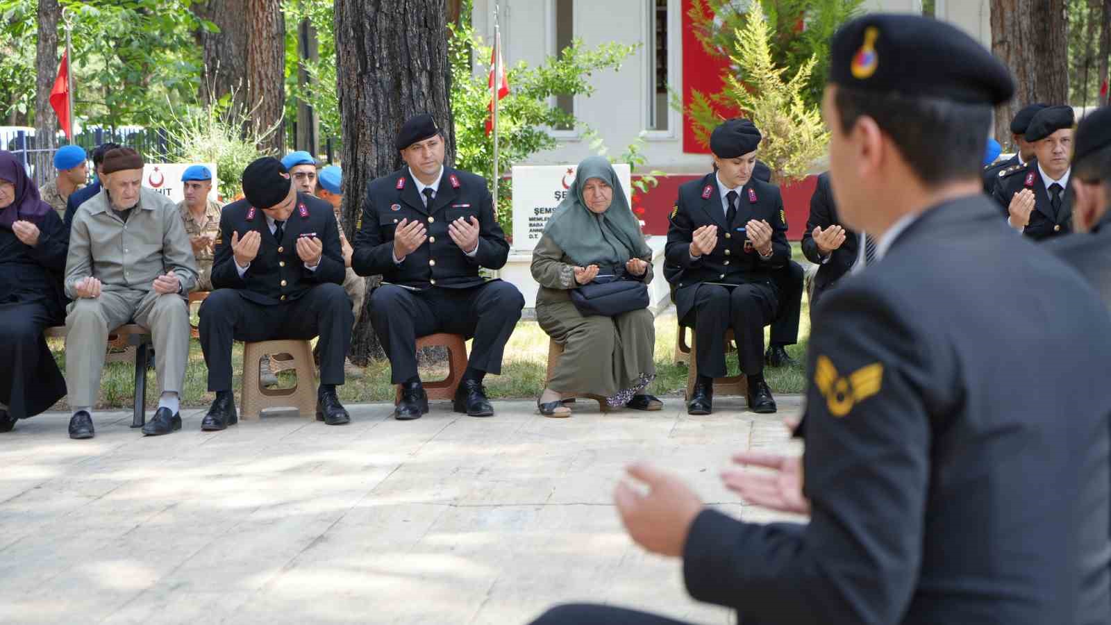 Jandarma Teşkilatı&rsquo;nın 186. kuruluş yıl d&ouml;n&uuml;m&uuml;nde şehit mezarlarına karanfil bırakıldı

