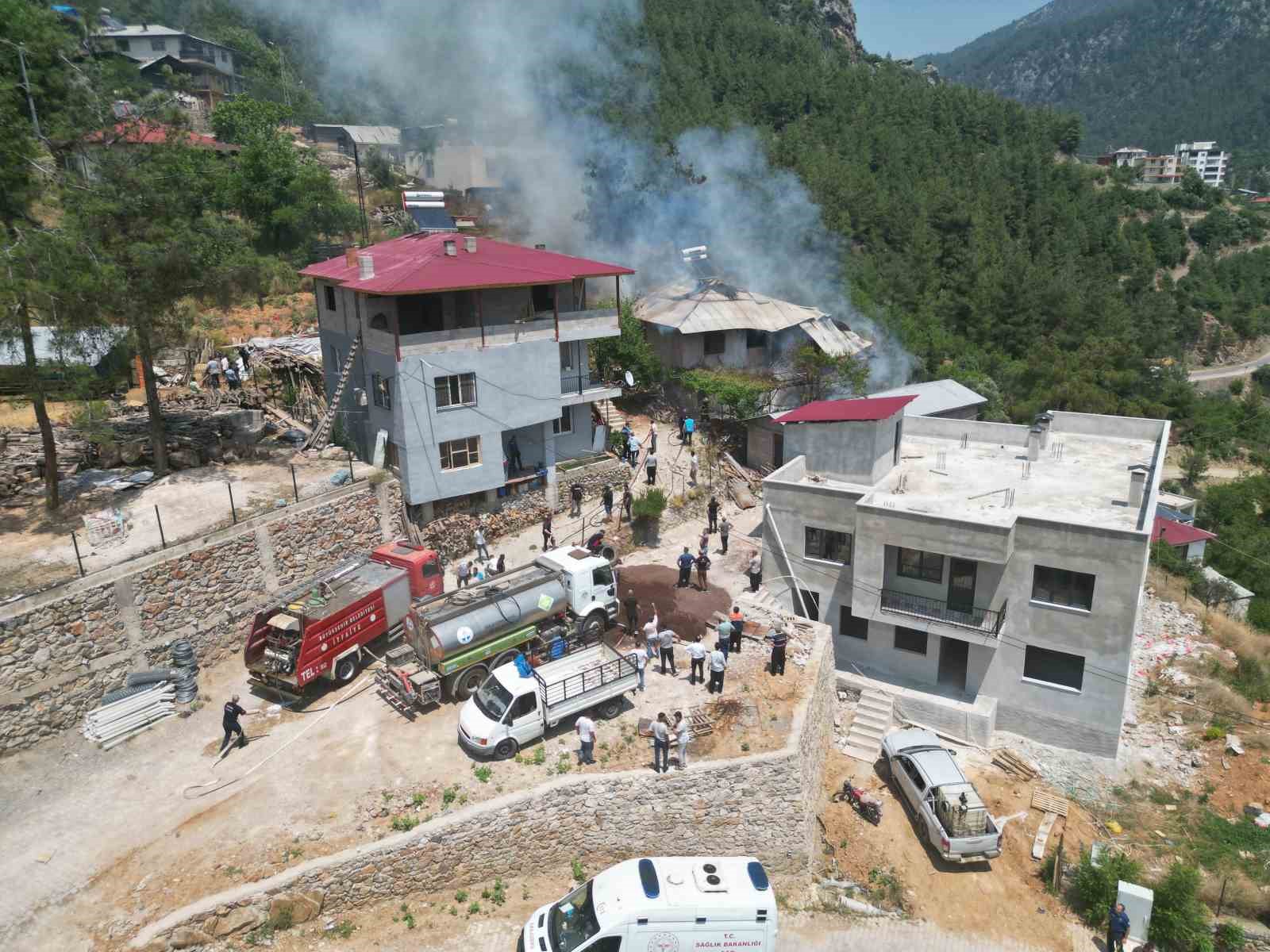 Adana Feke&rsquo;de ev yangını: Orman ve itfaiye ekipleri s&ouml;nd&uuml;rd&uuml;
