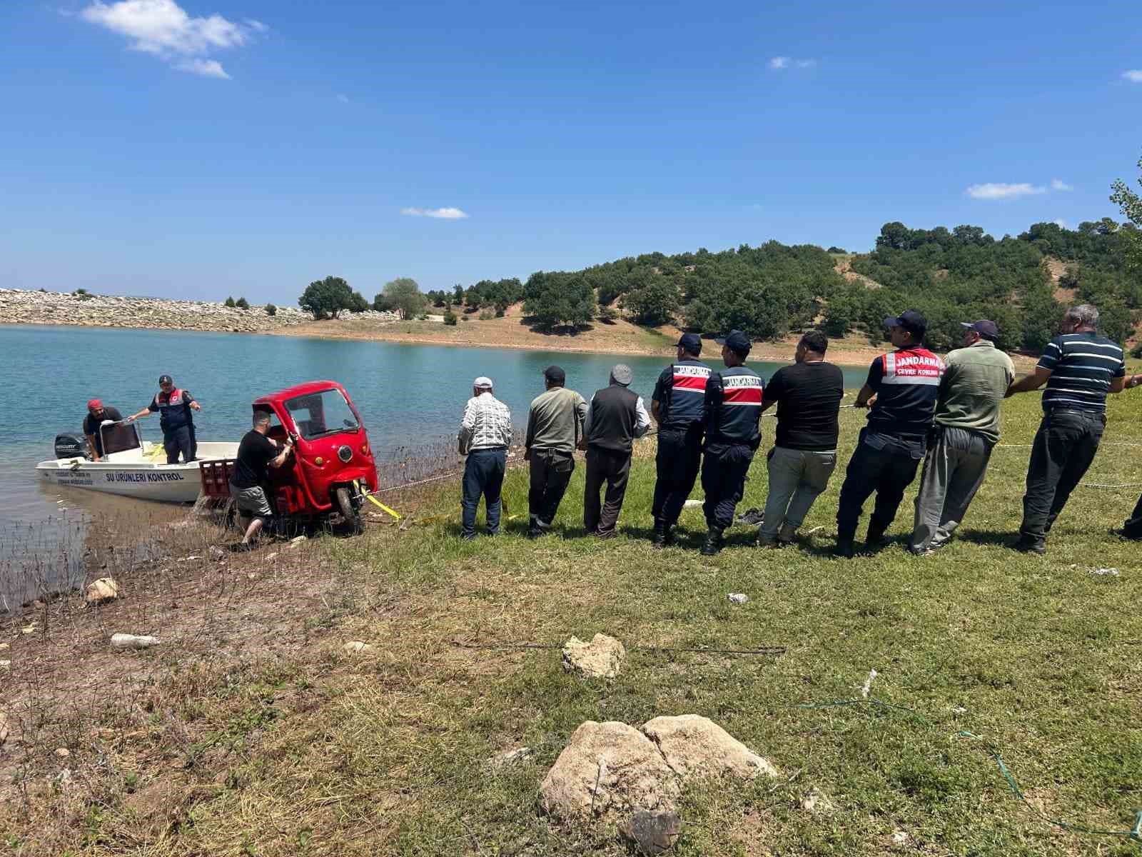 Elektrikli bisikleti baraja d&uuml;şen vatandaşa Jandarma yardımcı oldu
