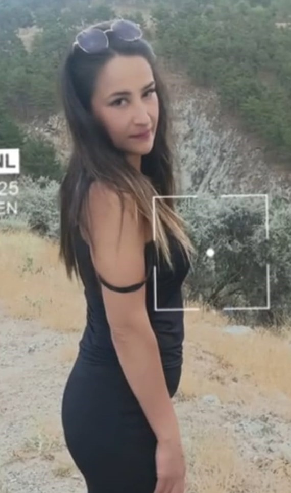 Gen&ccedil; kadın &uuml;vey kız kardeşini bı&ccedil;aklayarak &ouml;ld&uuml;rd&uuml;
