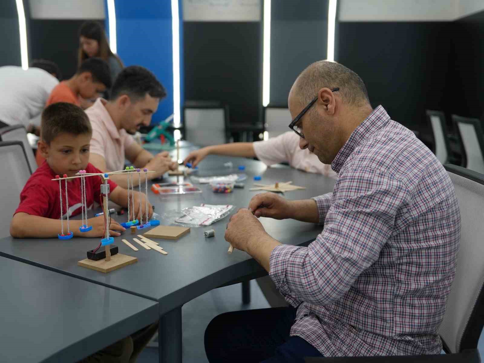 Bilim merkezinde babalar &ccedil;ocukları deney yaptı
