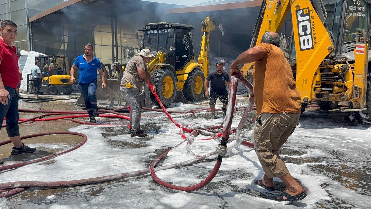 Fide &uuml;retim merkezi alev alev yandı &ccedil;alışanlar g&ouml;zyaşlarına boğuldu
