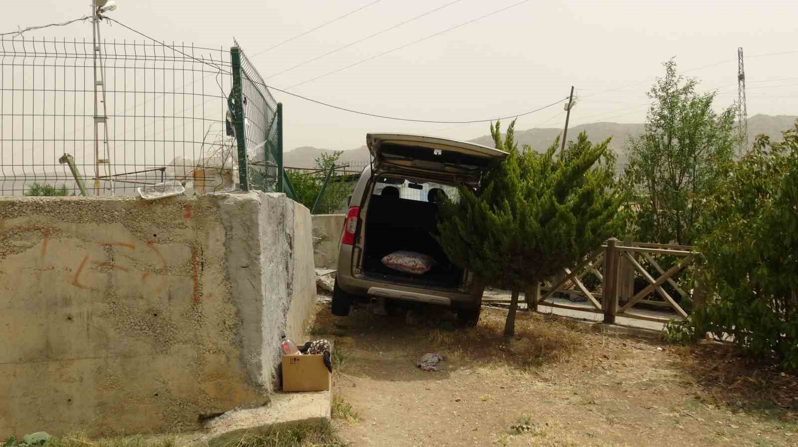 Batman’da virajı alamayan sürücü, mesire alanı duvarına çarptı: 3 yaralı