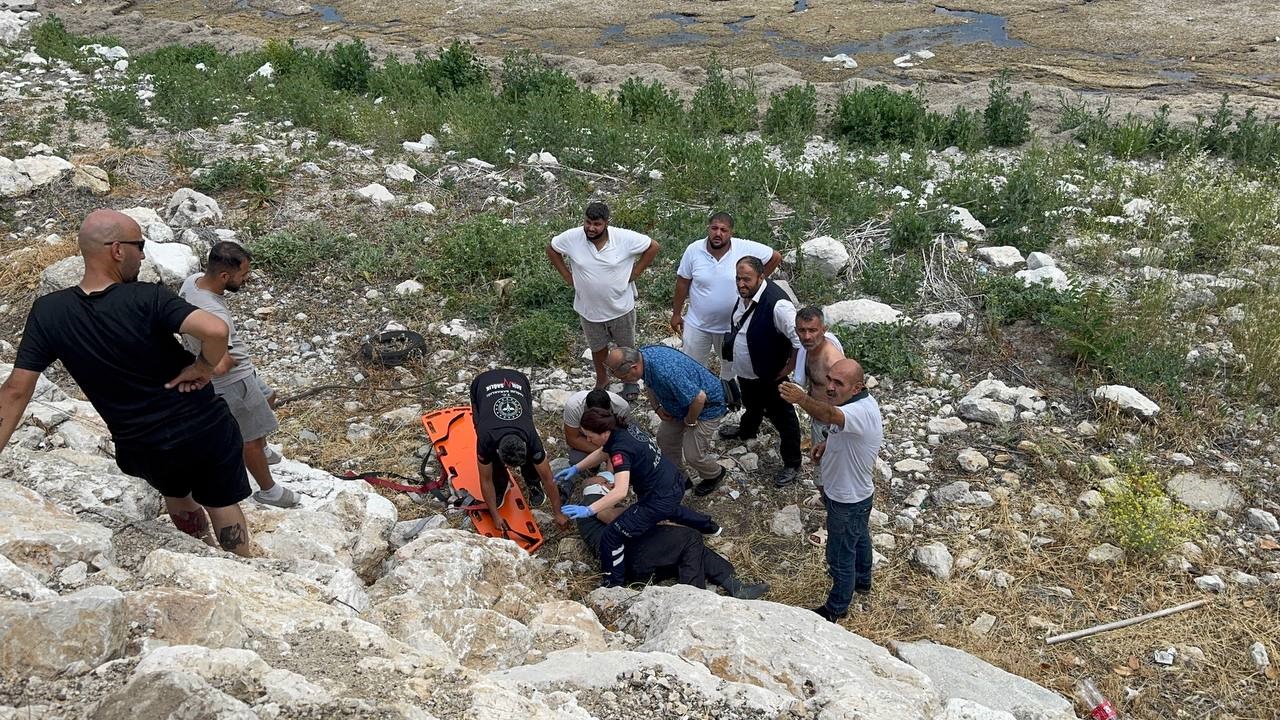 Stant kurmak isterken kayalıklara d&uuml;şen yaşlı adam yaralandı
