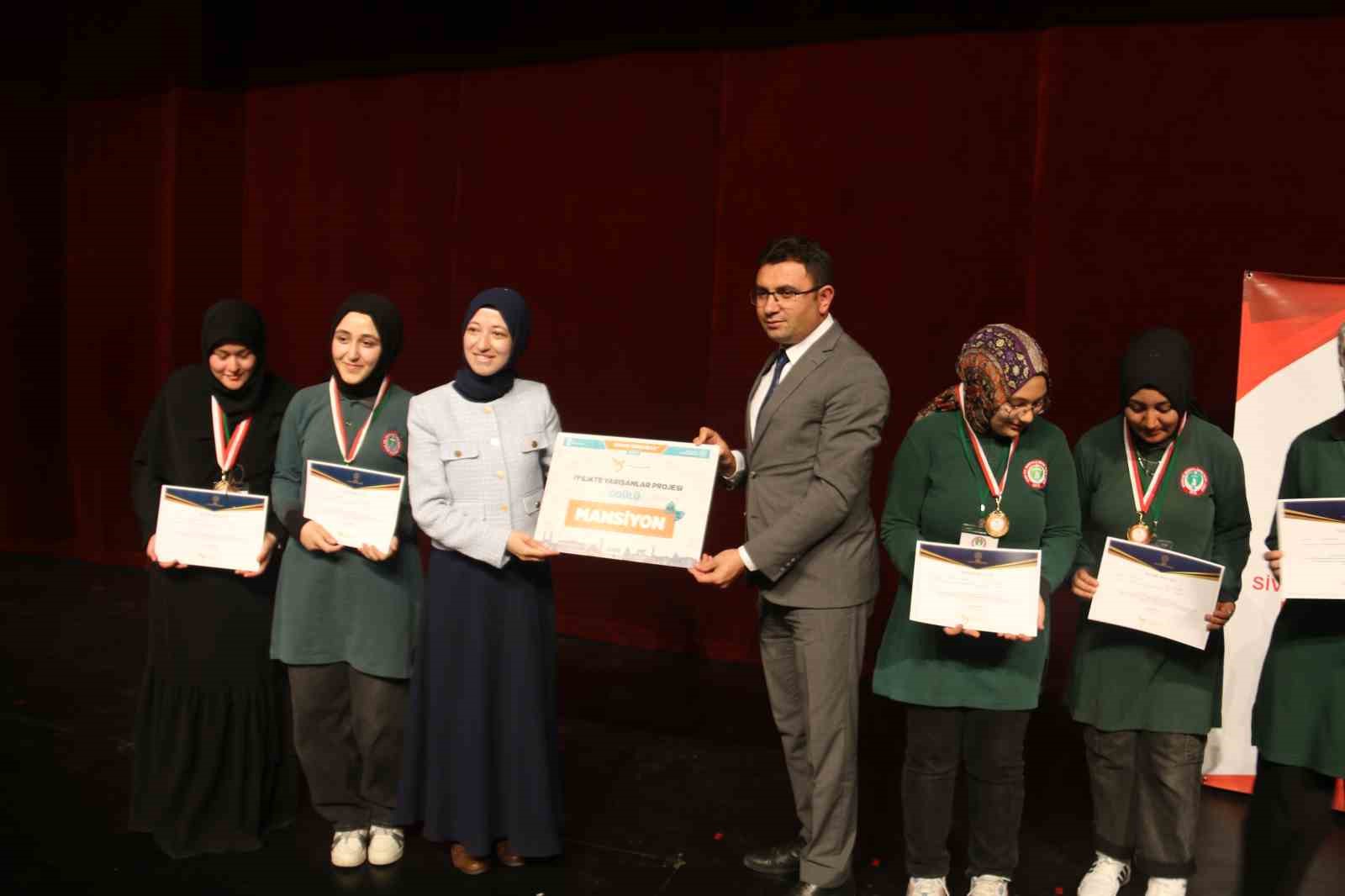 İyilik elçileri ödüllendirildi, ödüllerini Filistin’e bağışladılar