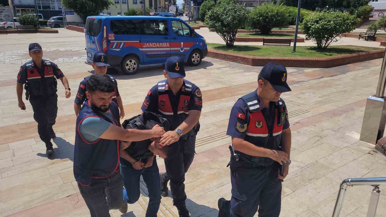 Akrabasını tornavida ile öldüren zanlı mahkemeye sevk edildi