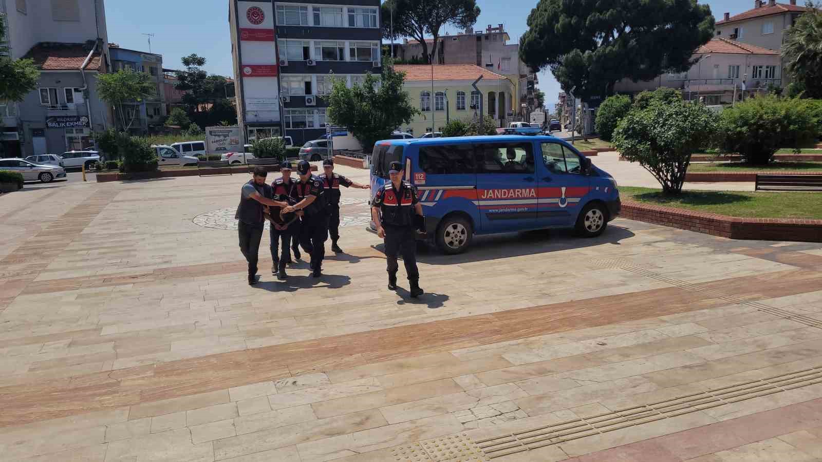 Akrabasını tornavida ile &ouml;ld&uuml;ren zanlı mahkemeye sevk edildi
