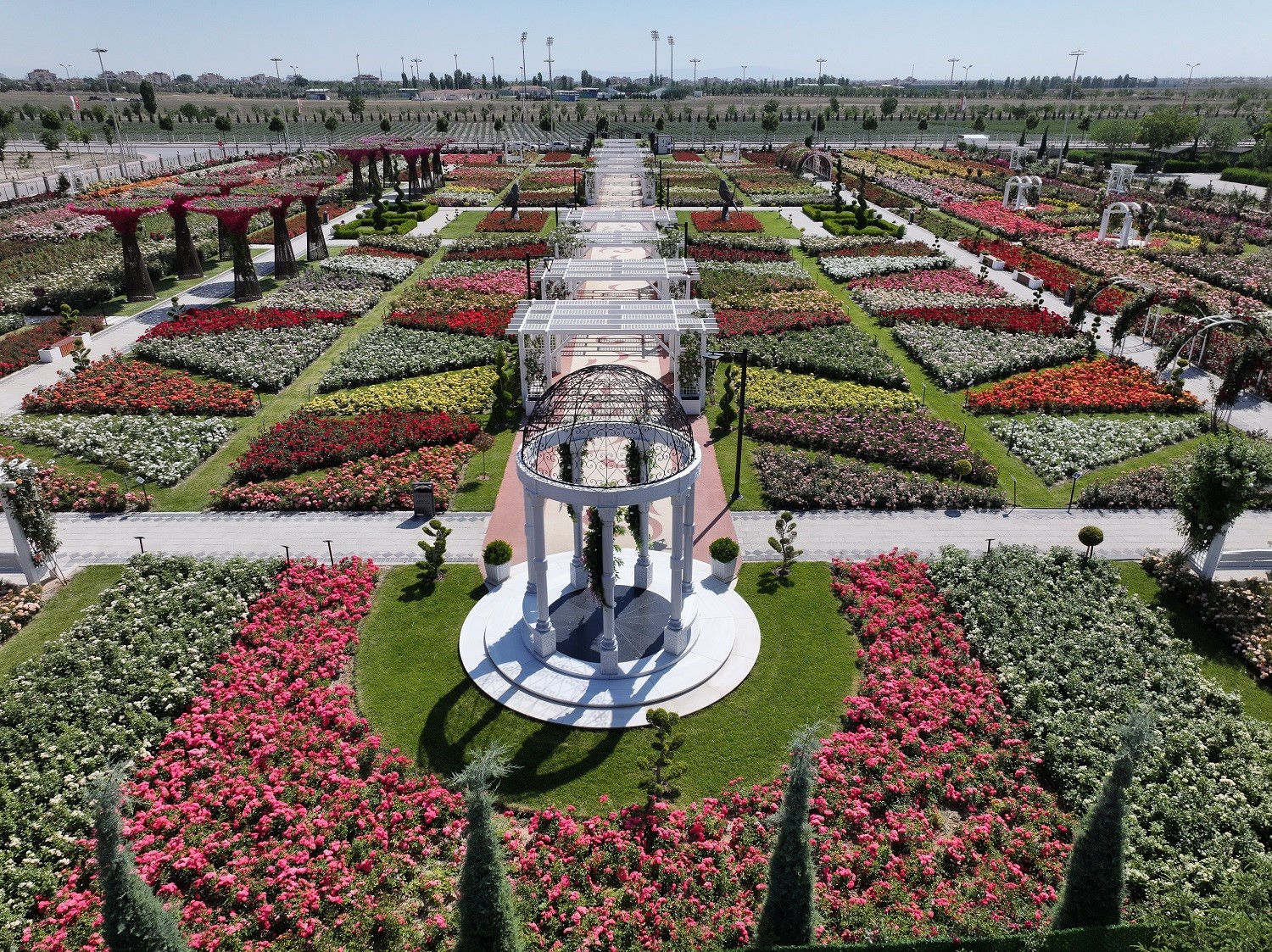 Karatay Mevlana G&uuml;l Parkı kapılarını a&ccedil;tı
