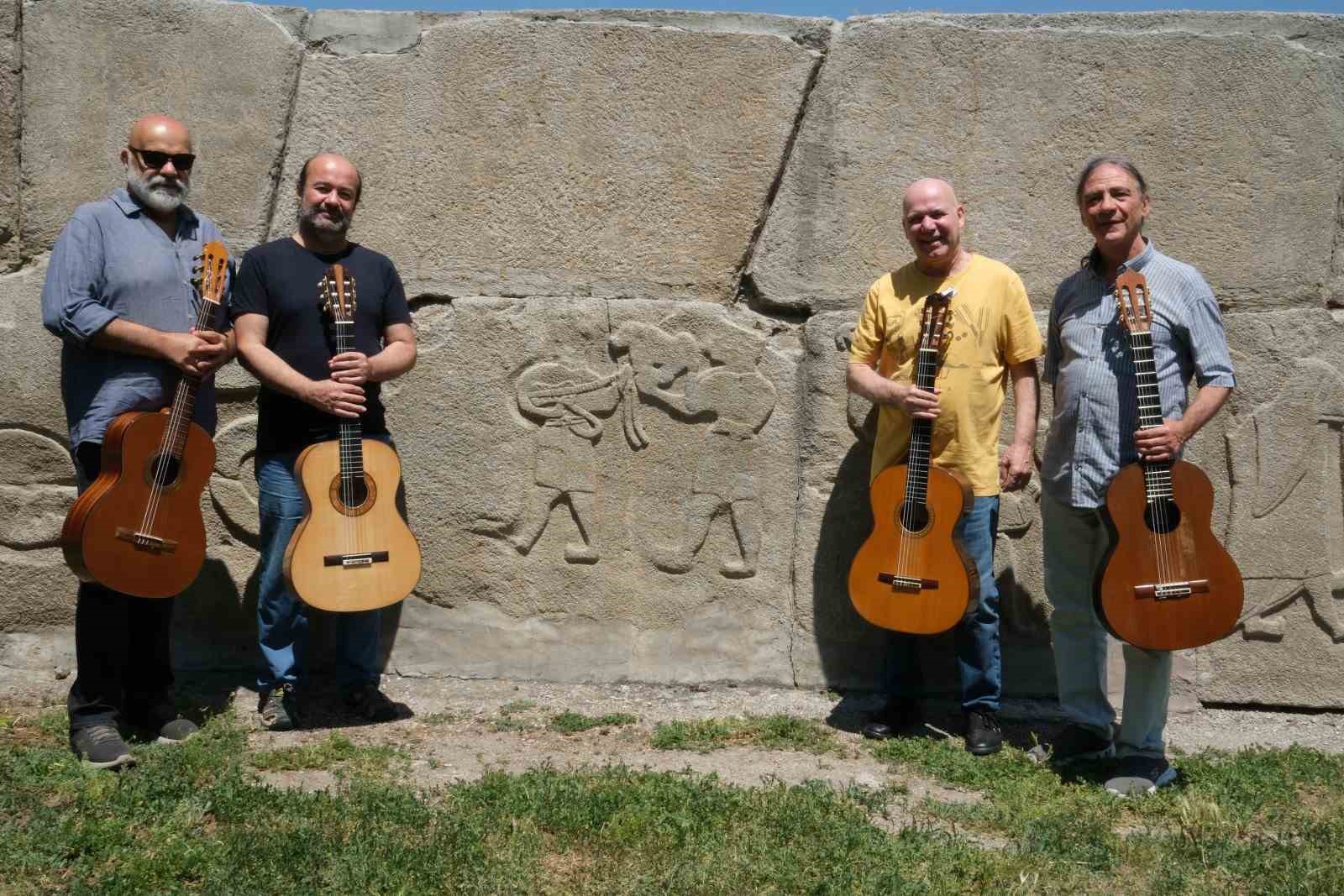 Hititler&rsquo;in merkezinde gitar ezgileri
