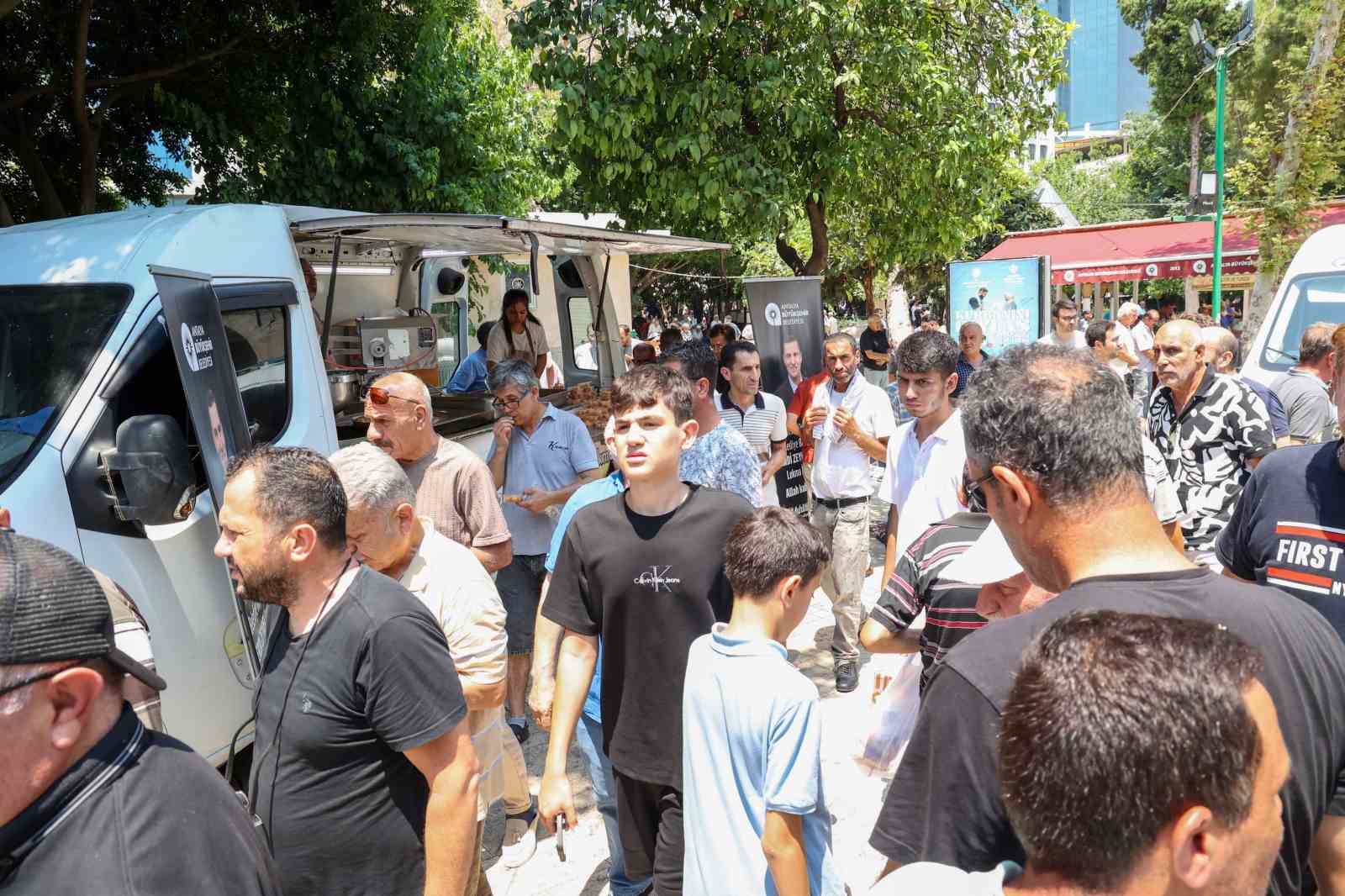 Antalya Büyükşehir Belediyesi’nden Ferdi Zeyrek için lokma dağıtımı