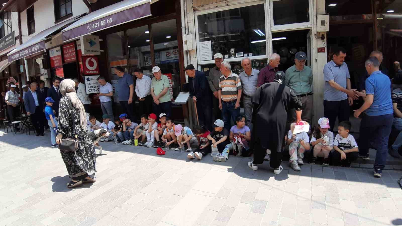 Ahilik geleneğine katılan minikler ellerini semaya açtı
