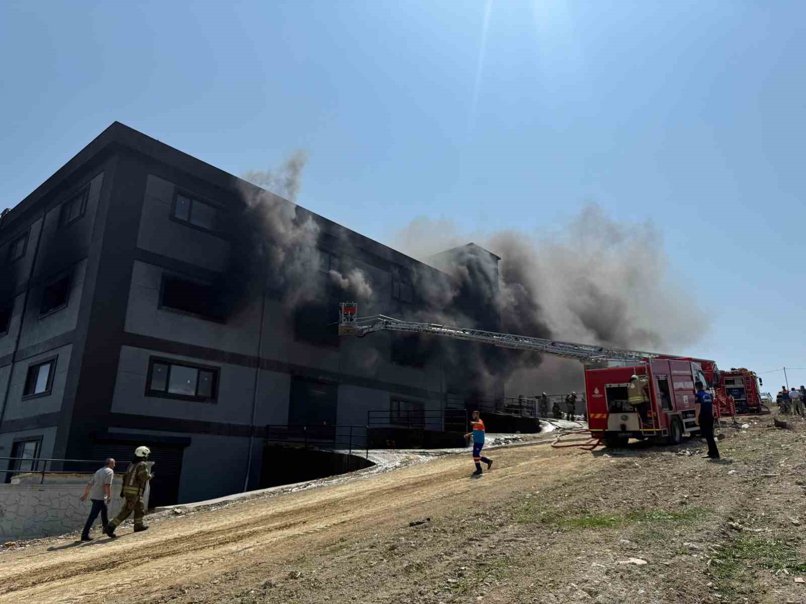 Arnavutköy’de terlik fabrikası alevlere teslim oldu
