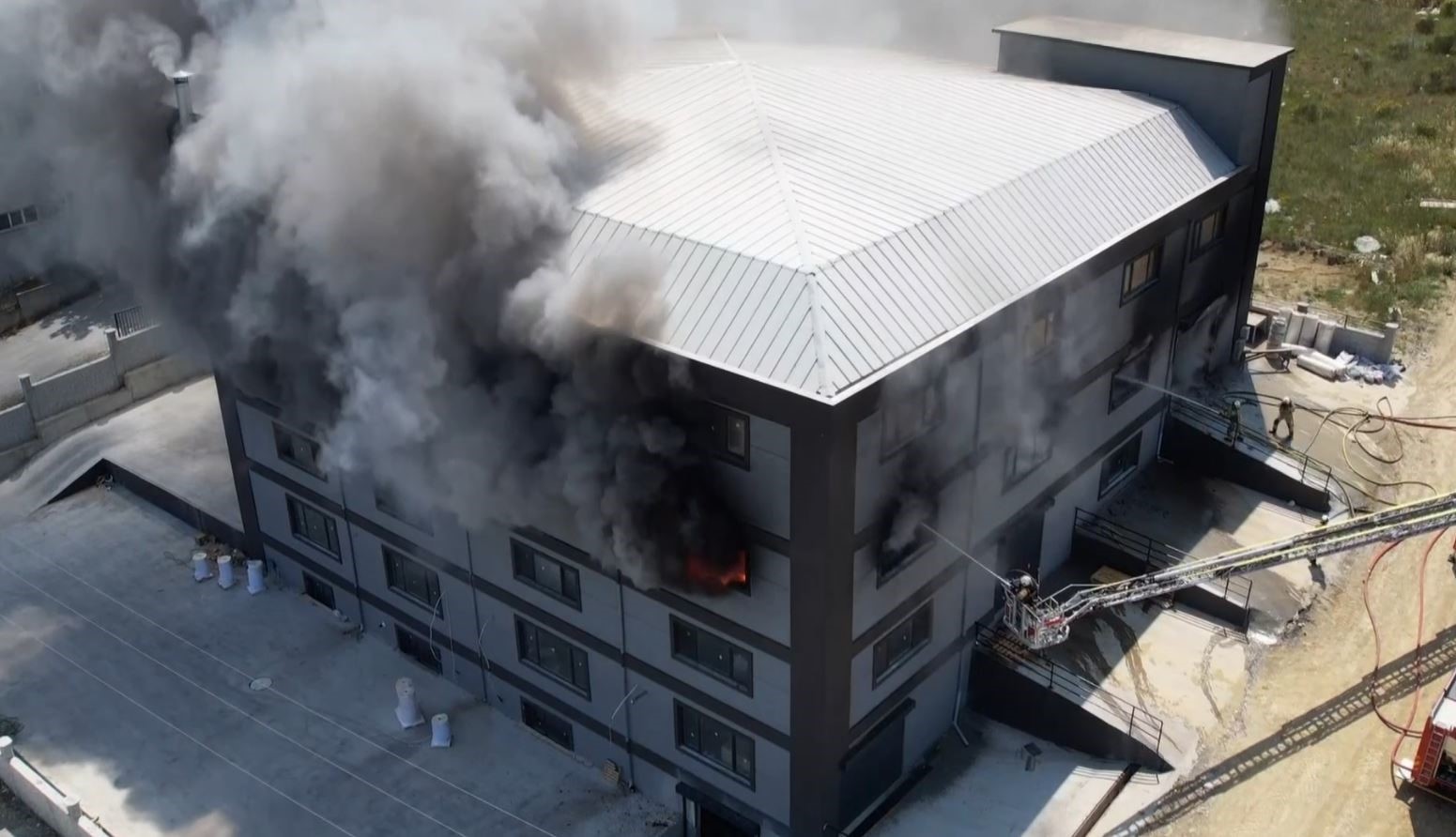Arnavutk&ouml;y&rsquo;de terlik fabrikası alevlere teslim oldu
