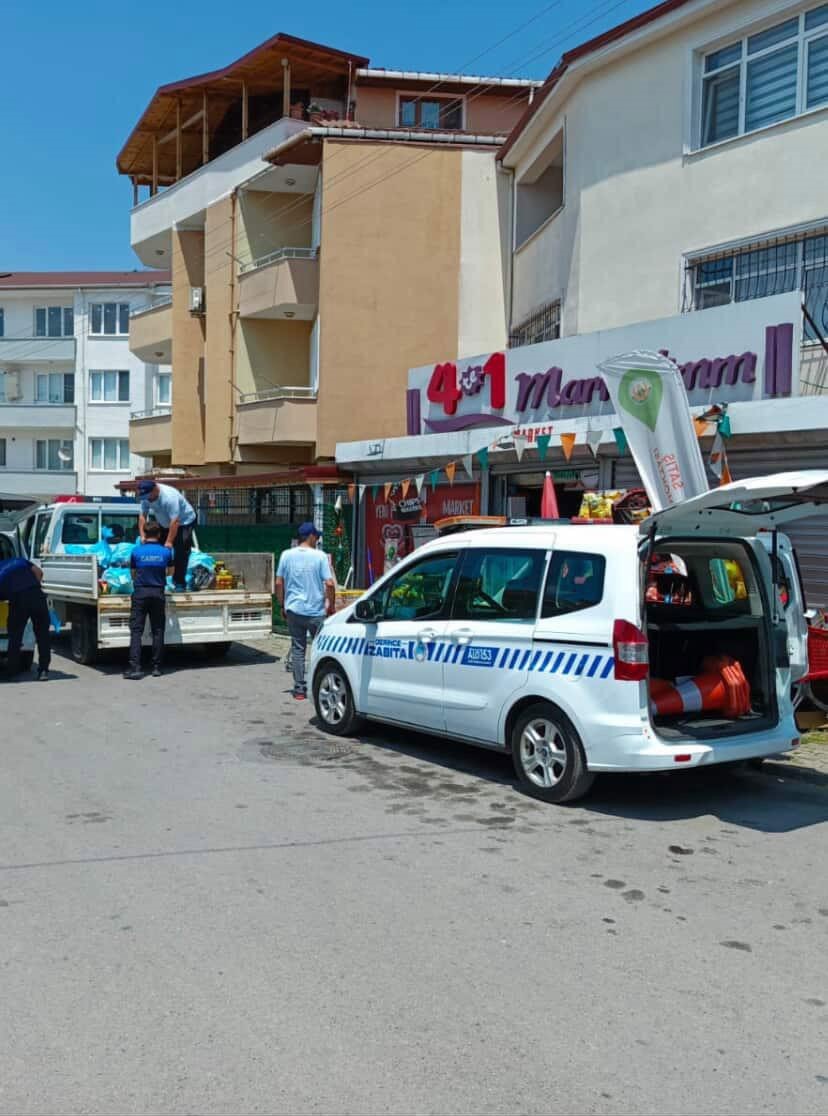 Vatandaş şikayet etti, marketten binlerce tarihi ge&ccedil;miş &uuml;r&uuml;n &ccedil;ıktı
