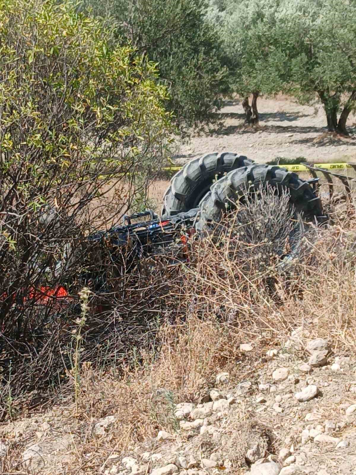 Devrilen traktörün altında can verdi