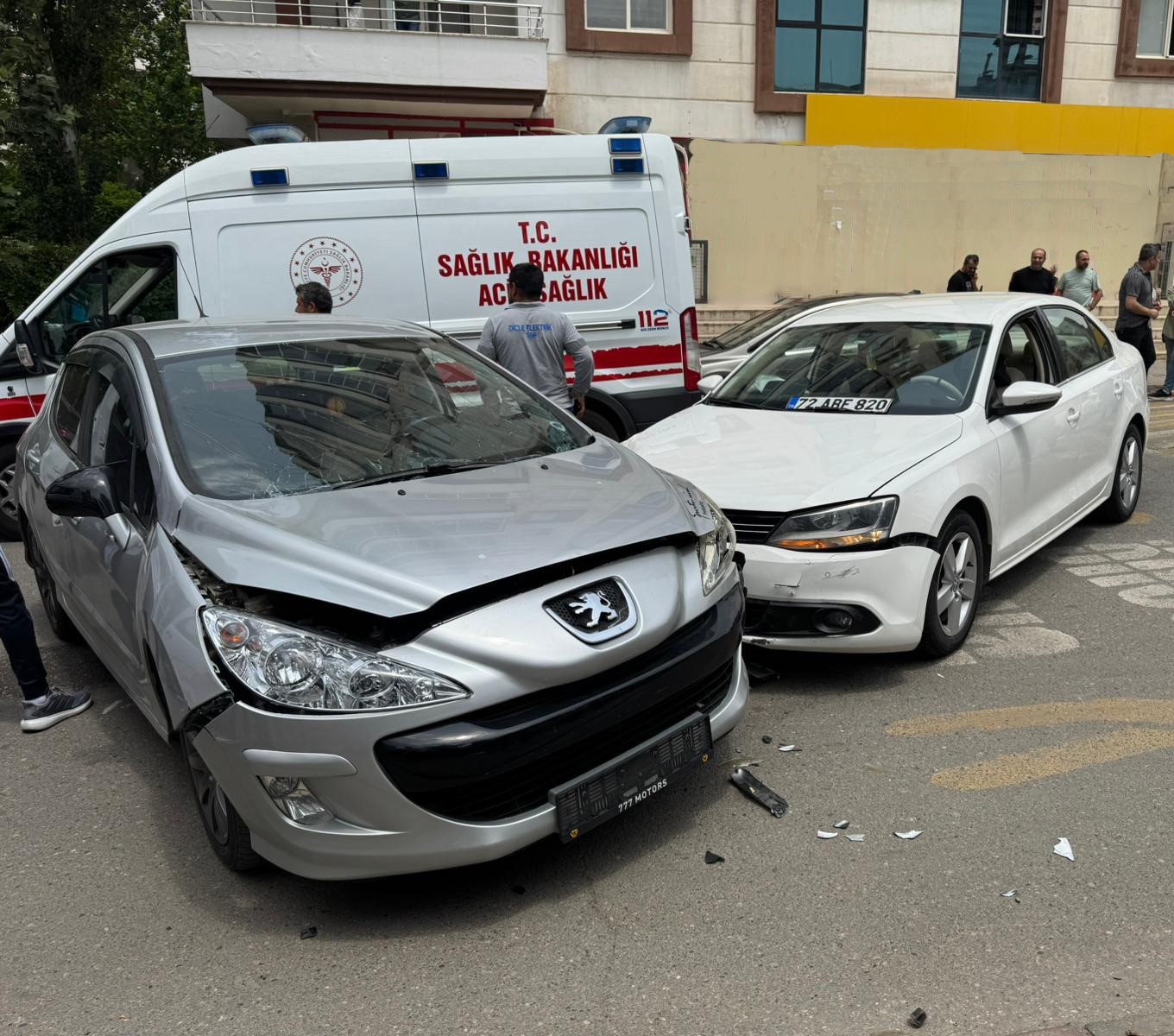 Batman’da iki otomobil çarpıştı: 3 yaralı