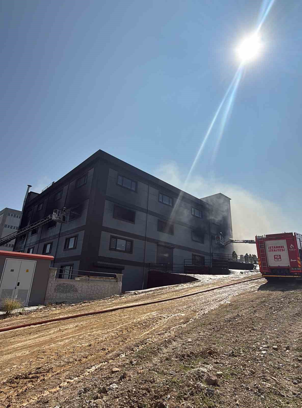 Arnavutköy’deki terlik fabrikasında çıkan yangın söndürüldü
