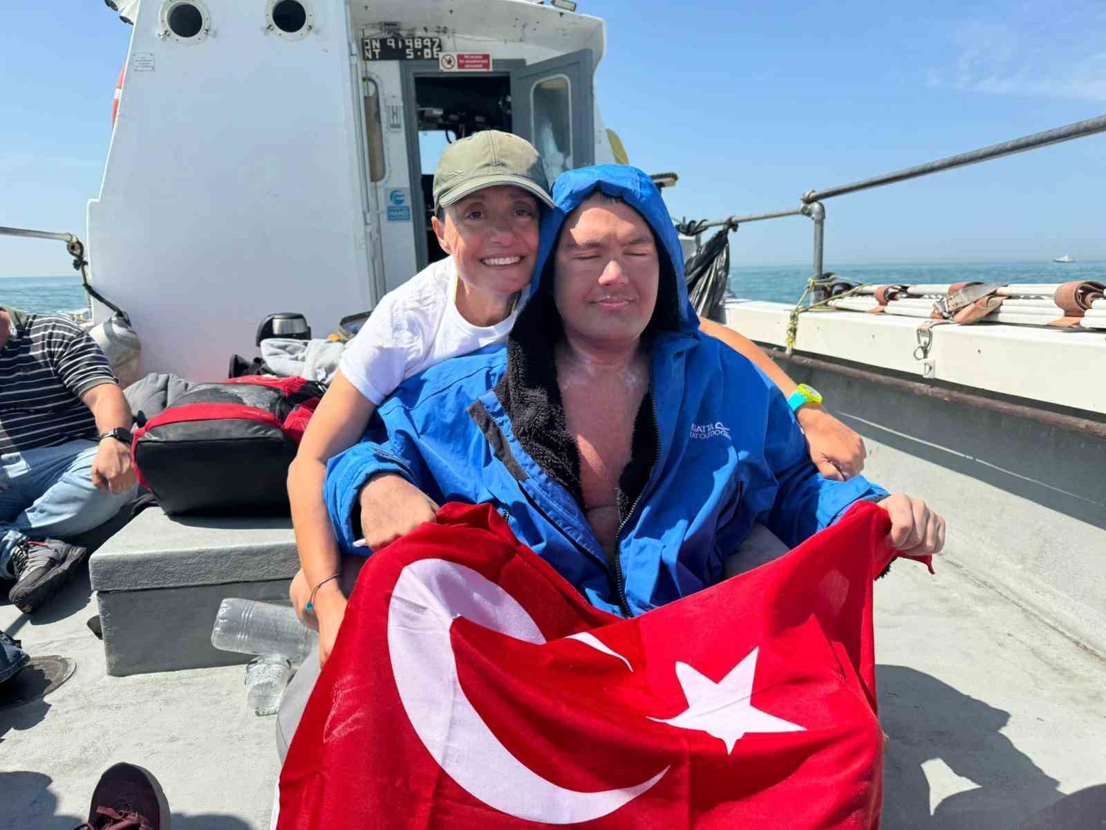 Tuna Tunca, Manş Denizi&rsquo;ni y&uuml;zerek ge&ccedil;en otizmli ilk T&uuml;rk sporcu oldu
