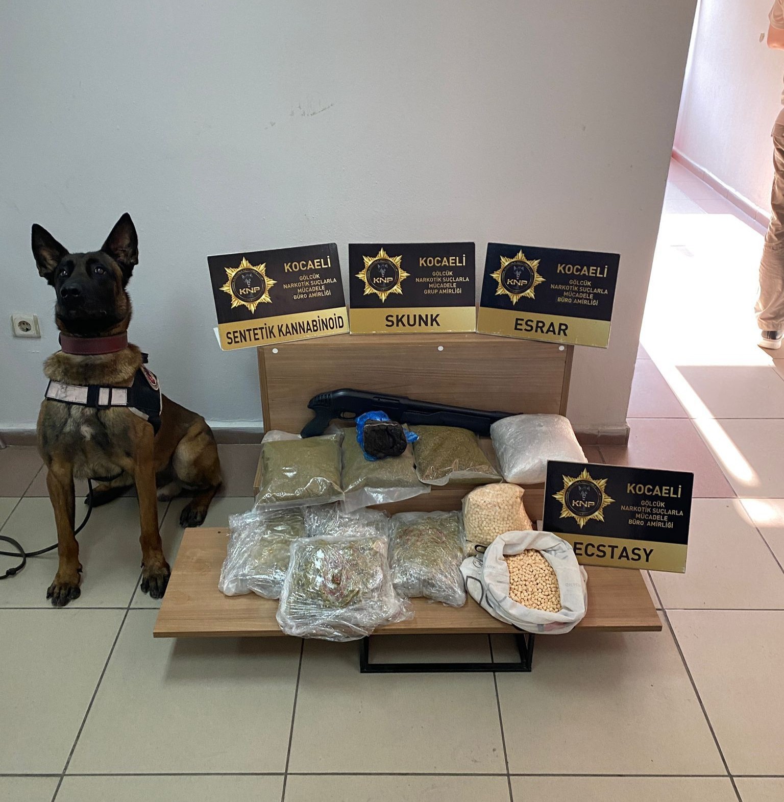 Kocaeli’nde uyuşturucu operasyonu: 9 bin 900 ecstasy hap ele geçirildi