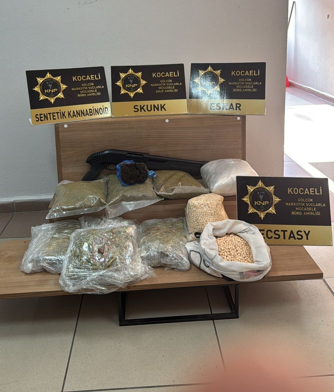 Kocaeli&rsquo;nde uyuşturucu operasyonu: 9 bin 900 ecstasy hap ele ge&ccedil;irildi
