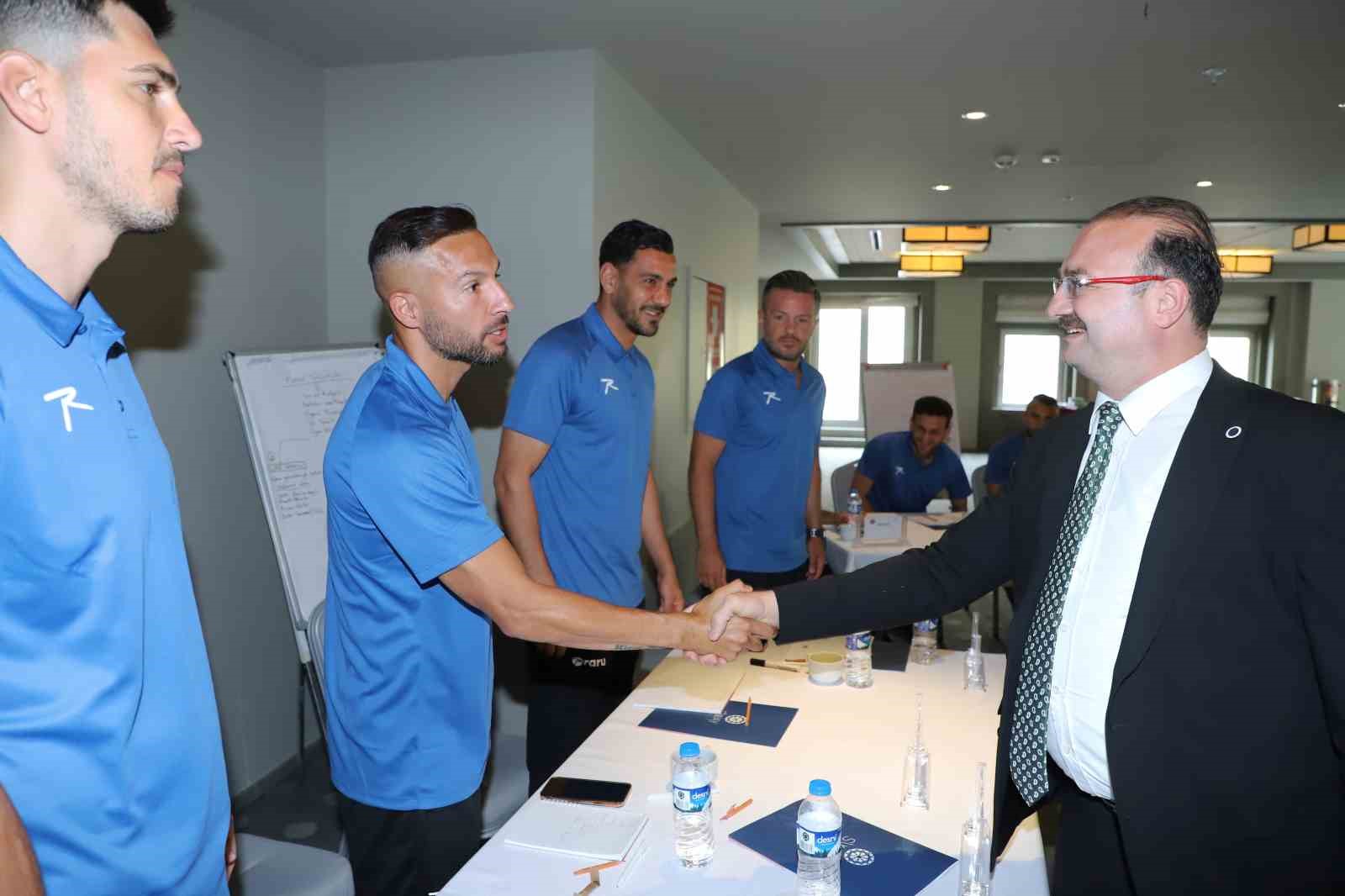Rektör Hacımüftüoğlu, UEFA B antrenörlük eğitimi alan futbolcularla bir araya geldi
