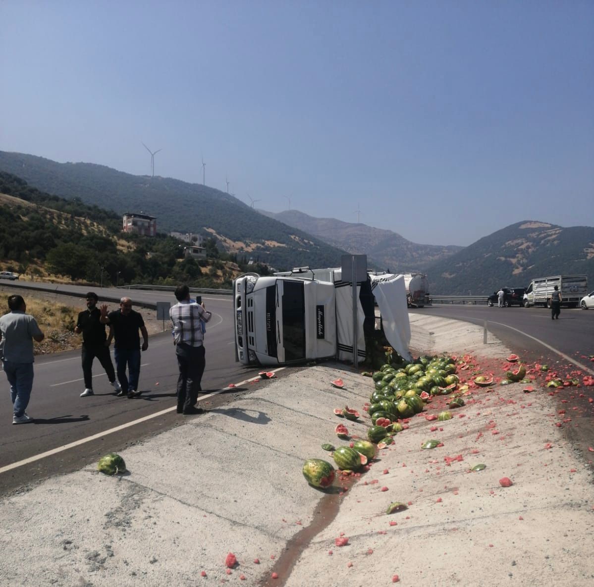 Karpuz yüklü kamyon devrildi: 1 yaralı