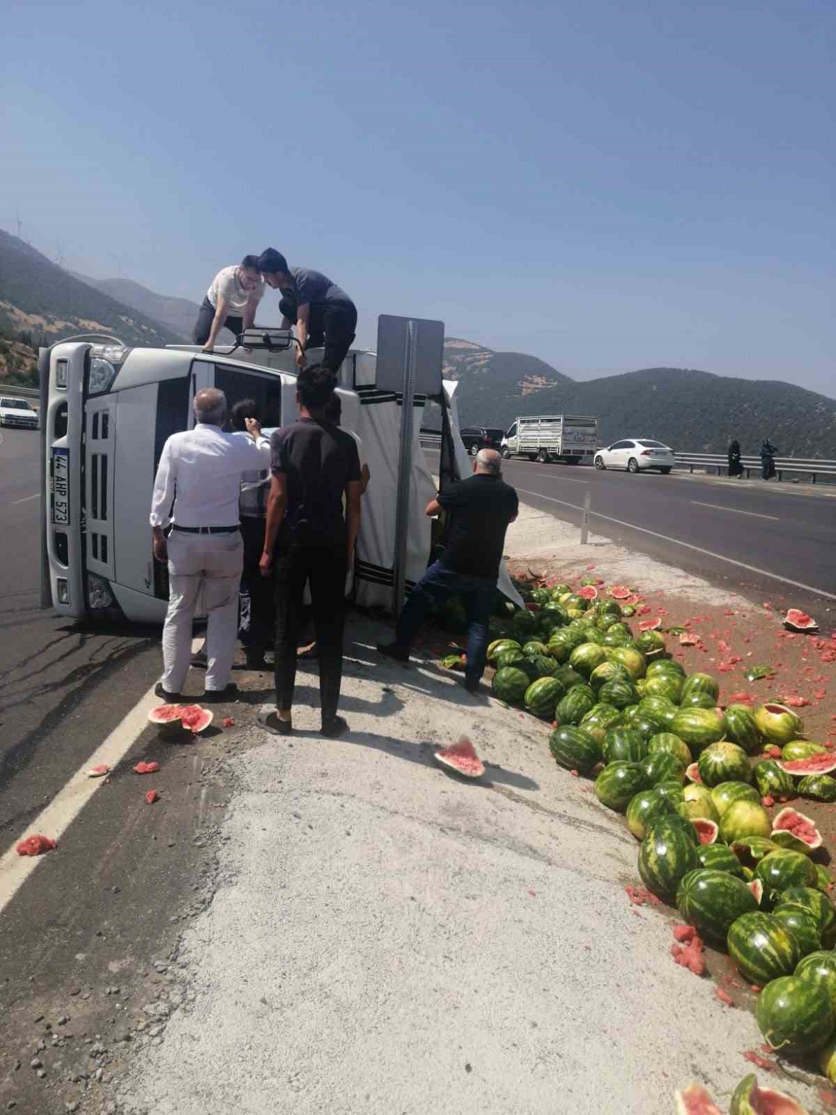 Karpuz y&uuml;kl&uuml; kamyon devrildi: 1 yaralı

