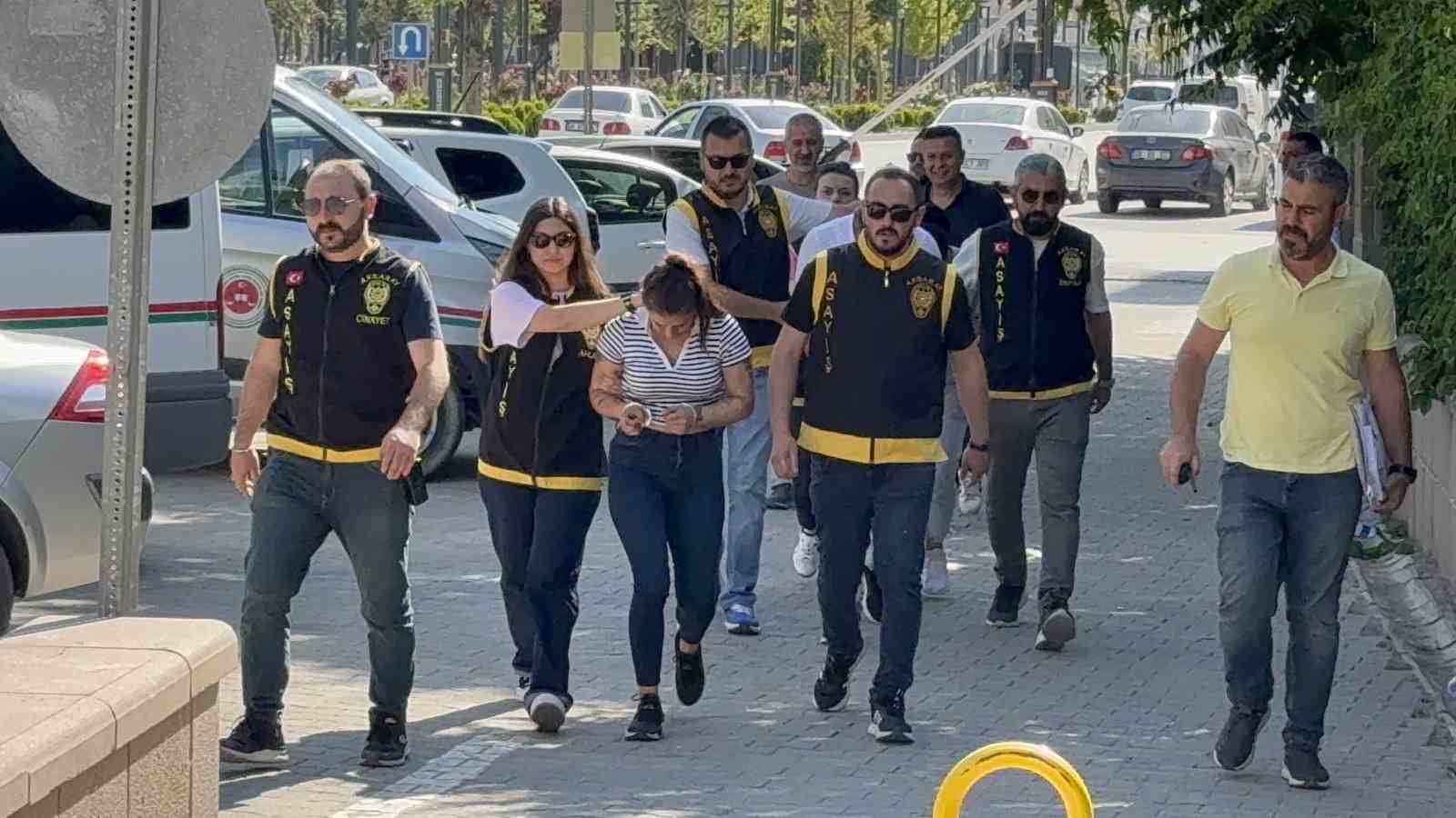 Ablasını &ouml;ld&uuml;r&uuml;p, arkadaşını bı&ccedil;aklayan kadın adliyede
