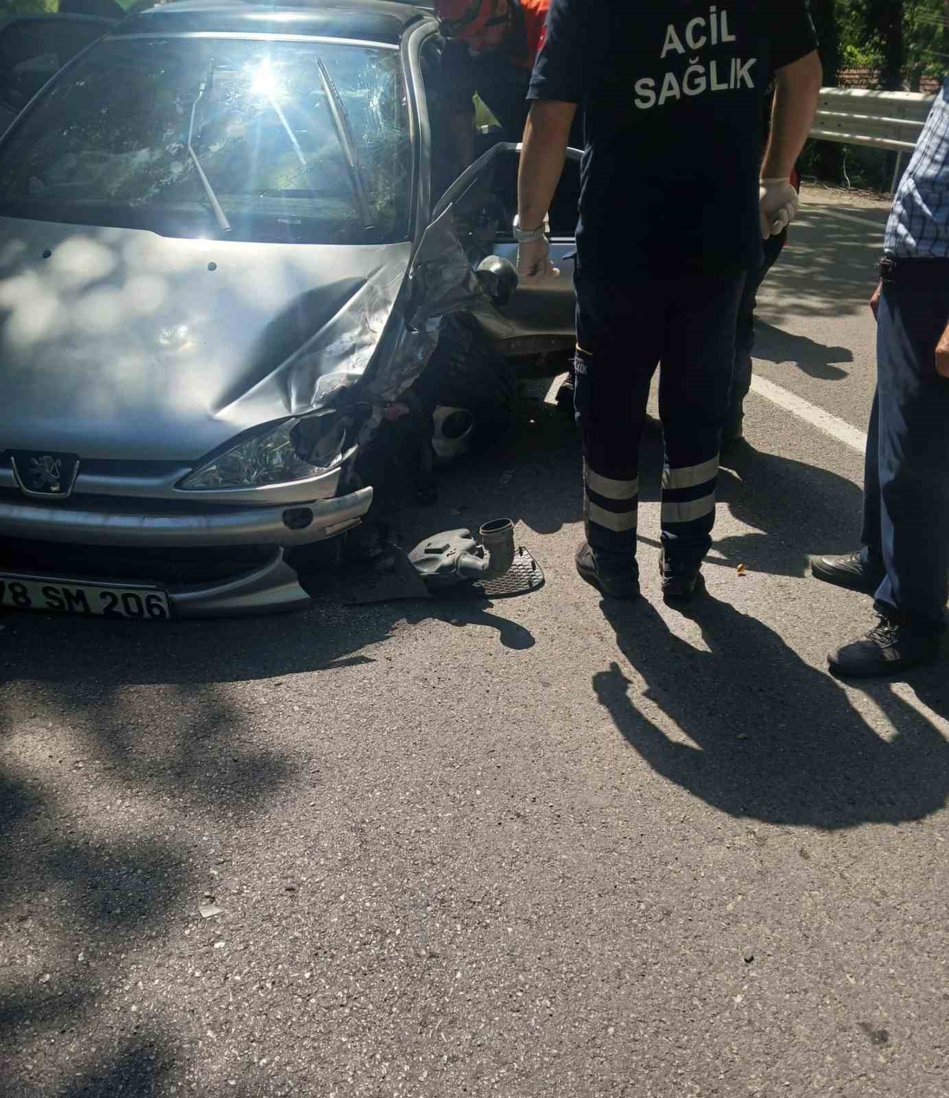 Karab&uuml;k-Bartın yolunda kaza: 2 yaralı
