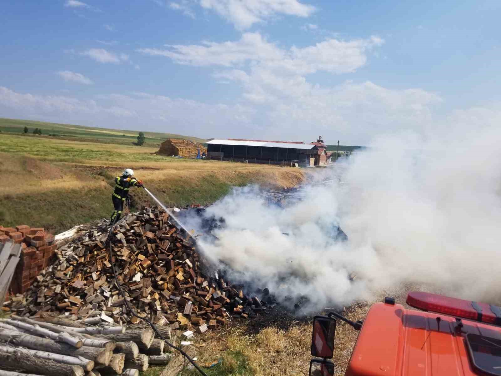 Çorum’da 7 ton odun ve kereste alev alev yandı