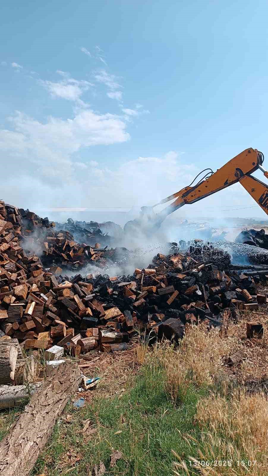 &Ccedil;orum&rsquo;da 7 ton odun ve kereste alev alev yandı
