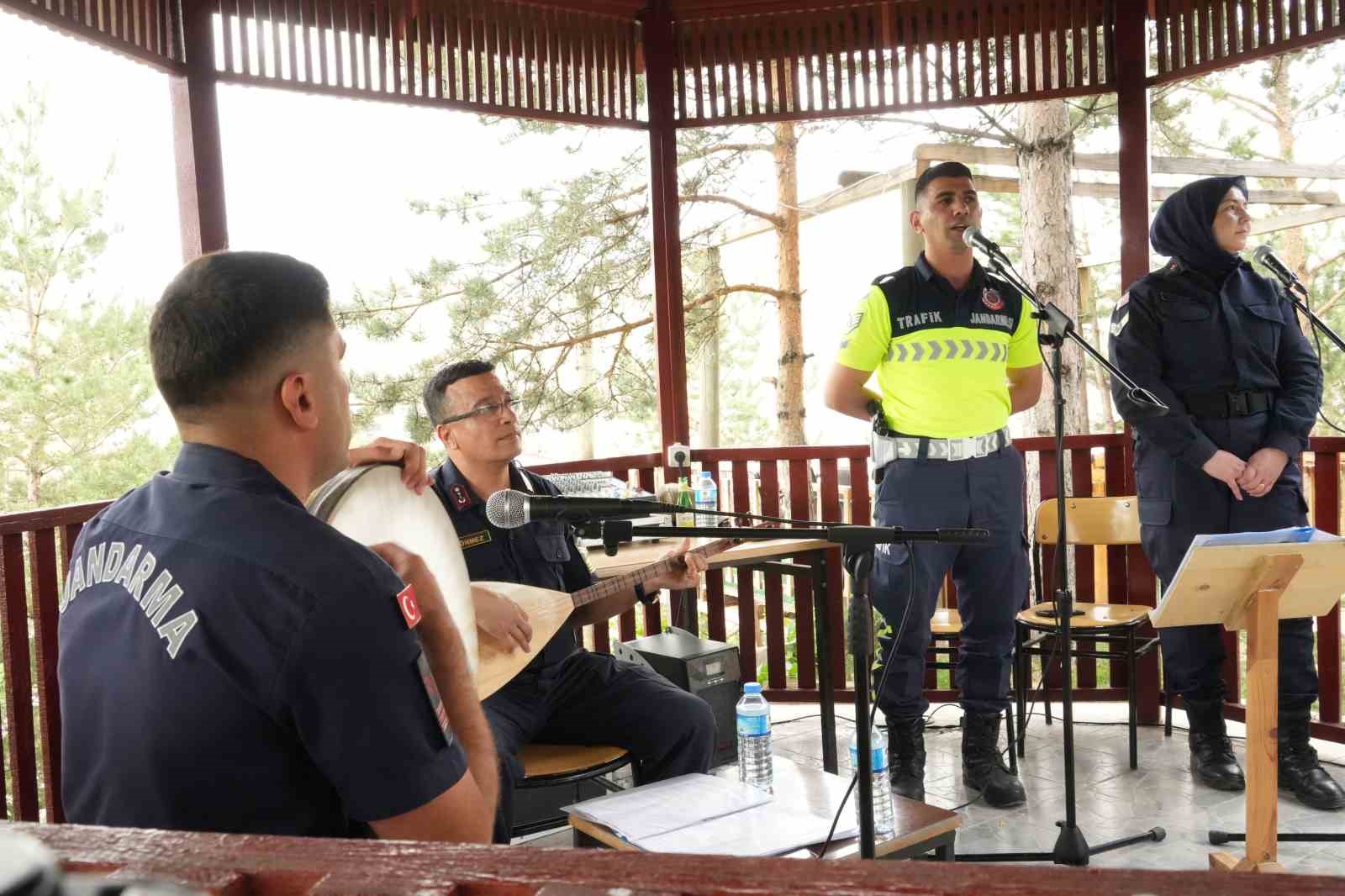 Bayburt&rsquo;ta jandarmanın 186&rsquo;ncı yılı coşkuyla kutlandı: T&uuml;fekli hareketler g&ouml;sterisi nefes kesti
