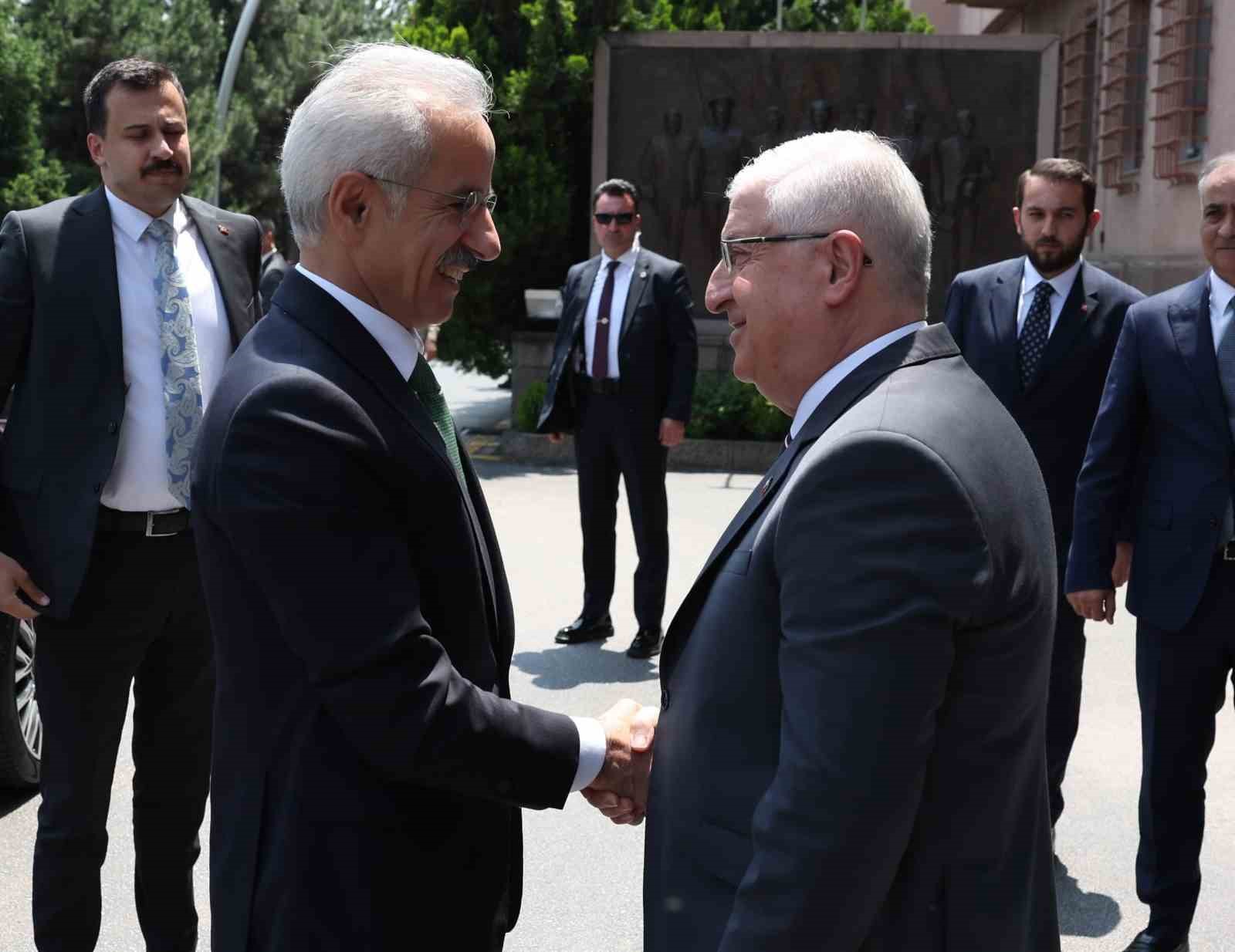 Bakan G&uuml;ler, Ulaştırma ve Altyapı Bakanı Uraloğlu ile bir araya geldi
