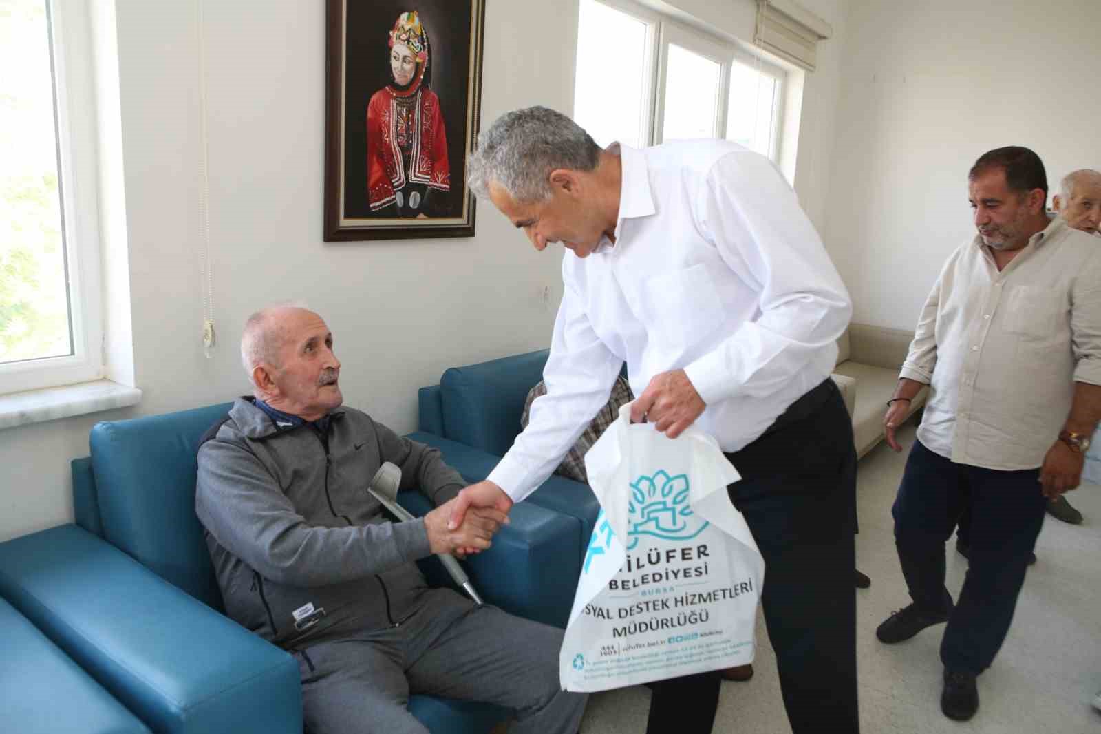 Nil&uuml;fer&rsquo;de huzurevlerinde babalar g&uuml;n&uuml; kutlaması
