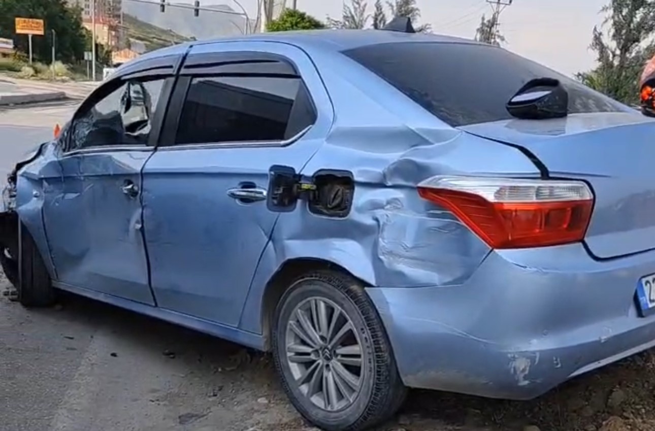 Yüksekova’da otomobil ile kamyon çarpıştı: 5 yaralı