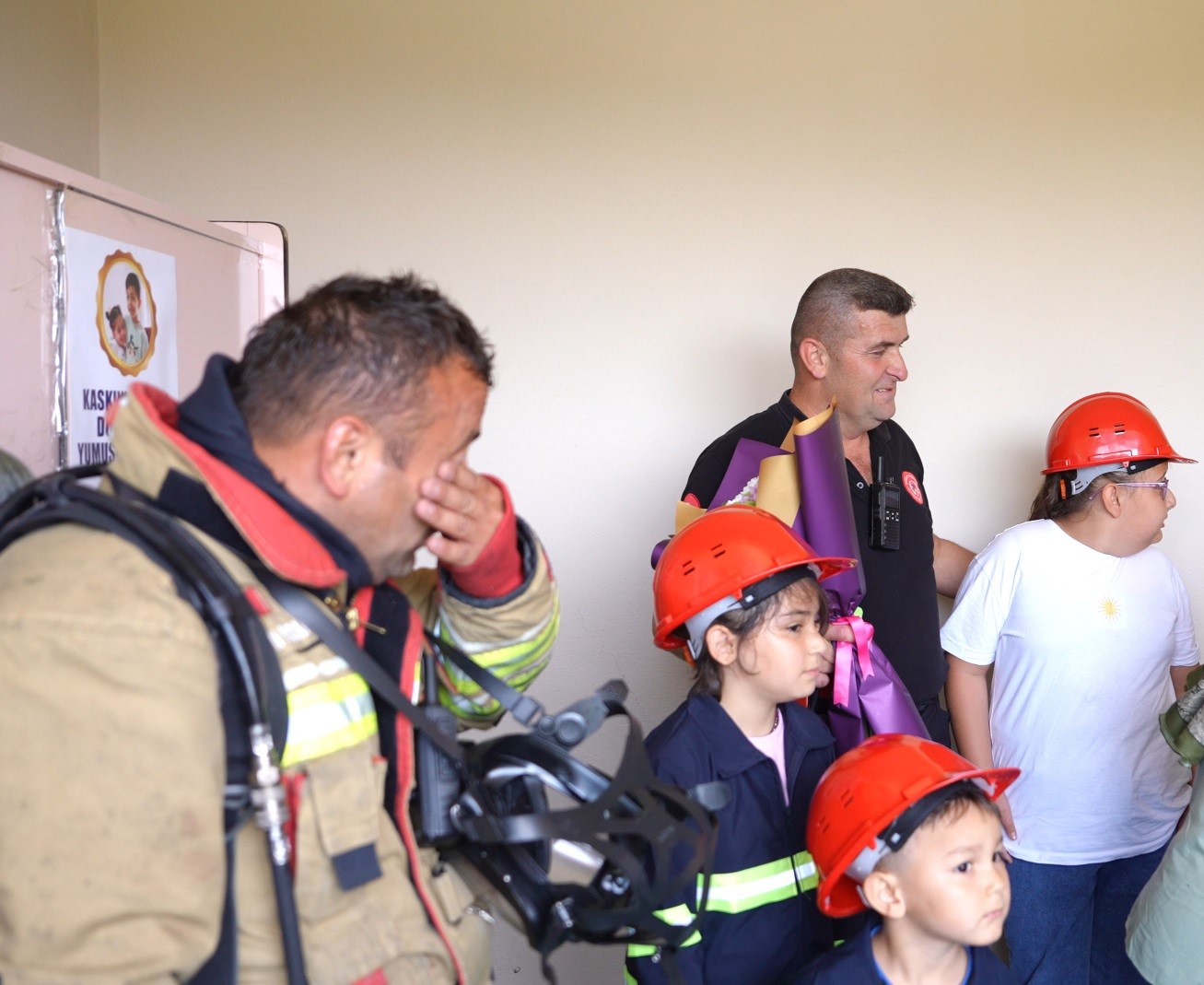 İtfaiye personellerini duygulandıran not: "Pelerinin olmasa da kaskın yeter"