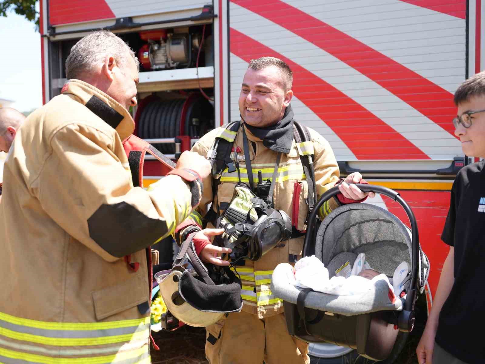 İtfaiye personellerini duygulandıran not: "Pelerinin olmasa da kaskın yeter"
