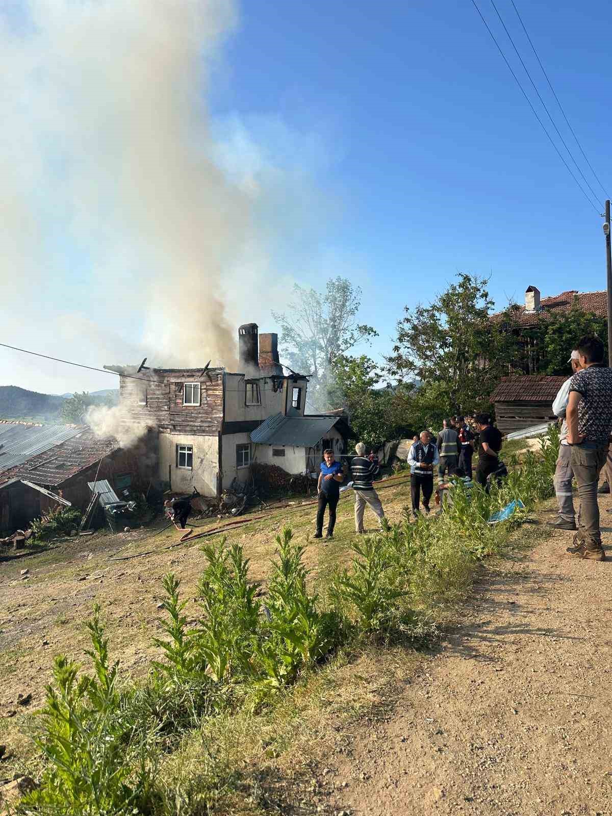 Kastamonu&rsquo;da iki katlı ahşap evde yangın
