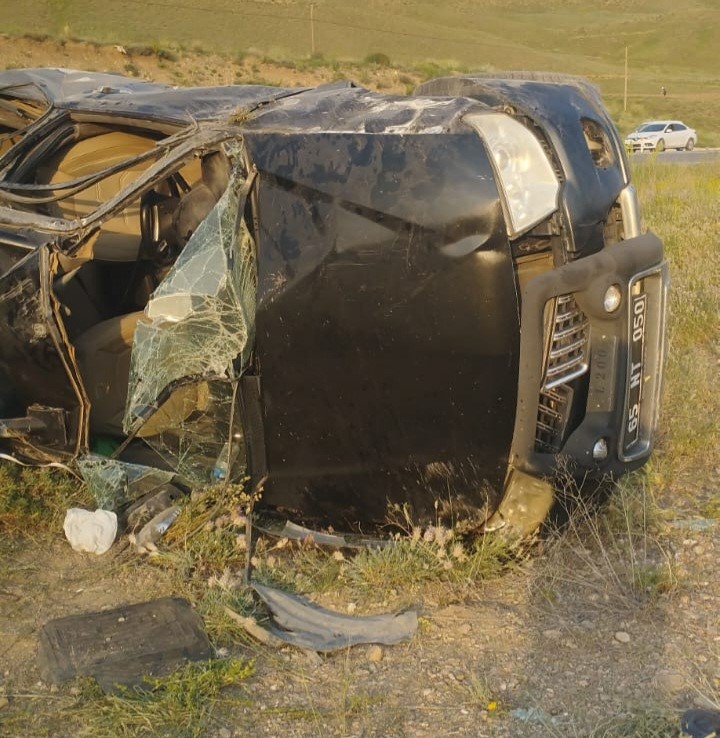 Başkale&rsquo;de kamyonet takla attı: 4 yaralı
