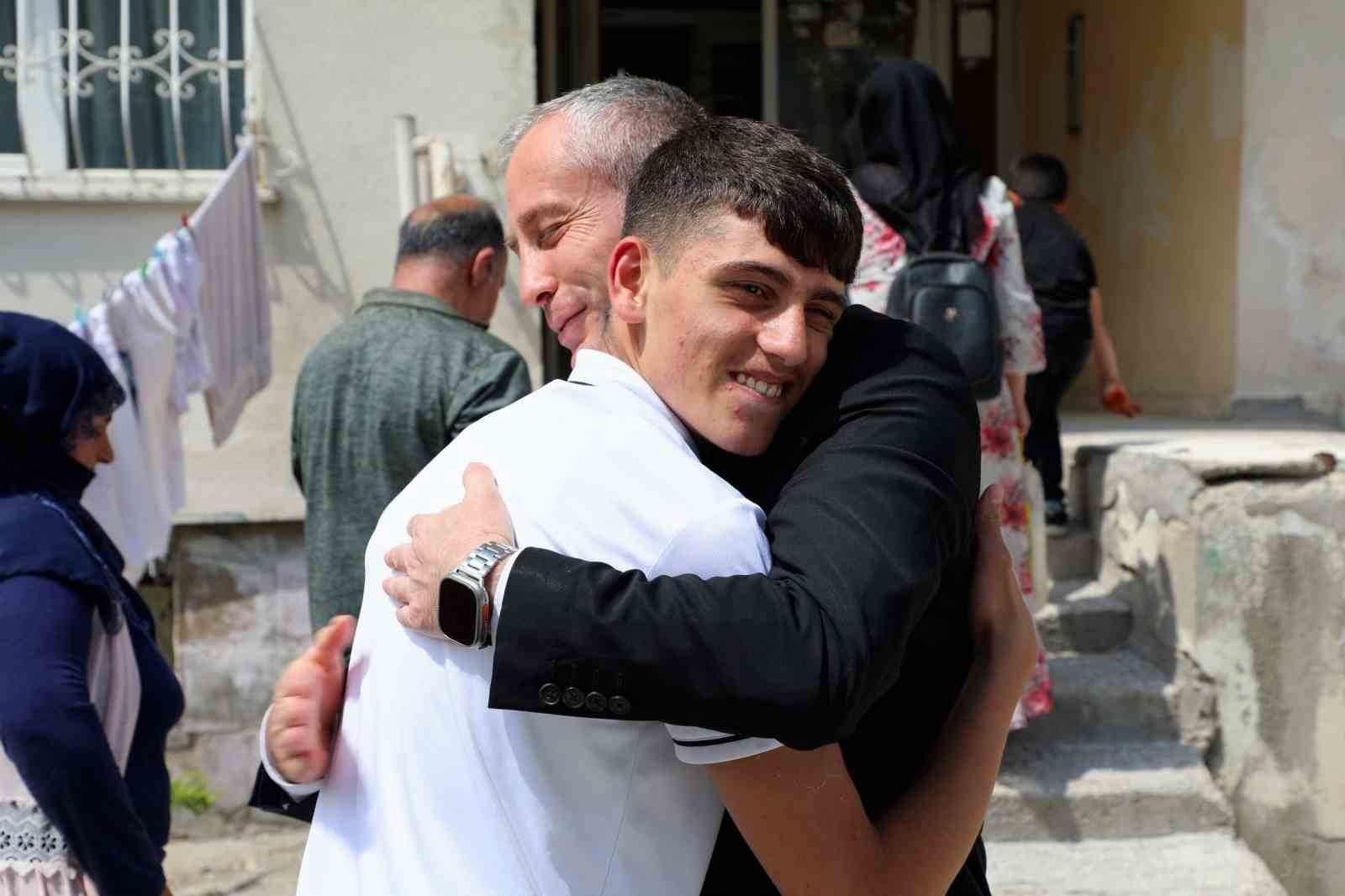 Ağrı Milli Eğitim Müdürü Kökrek’ten LGS öncesinde özel eğitim öğrencisi Duzlu’ya moral ziyareti