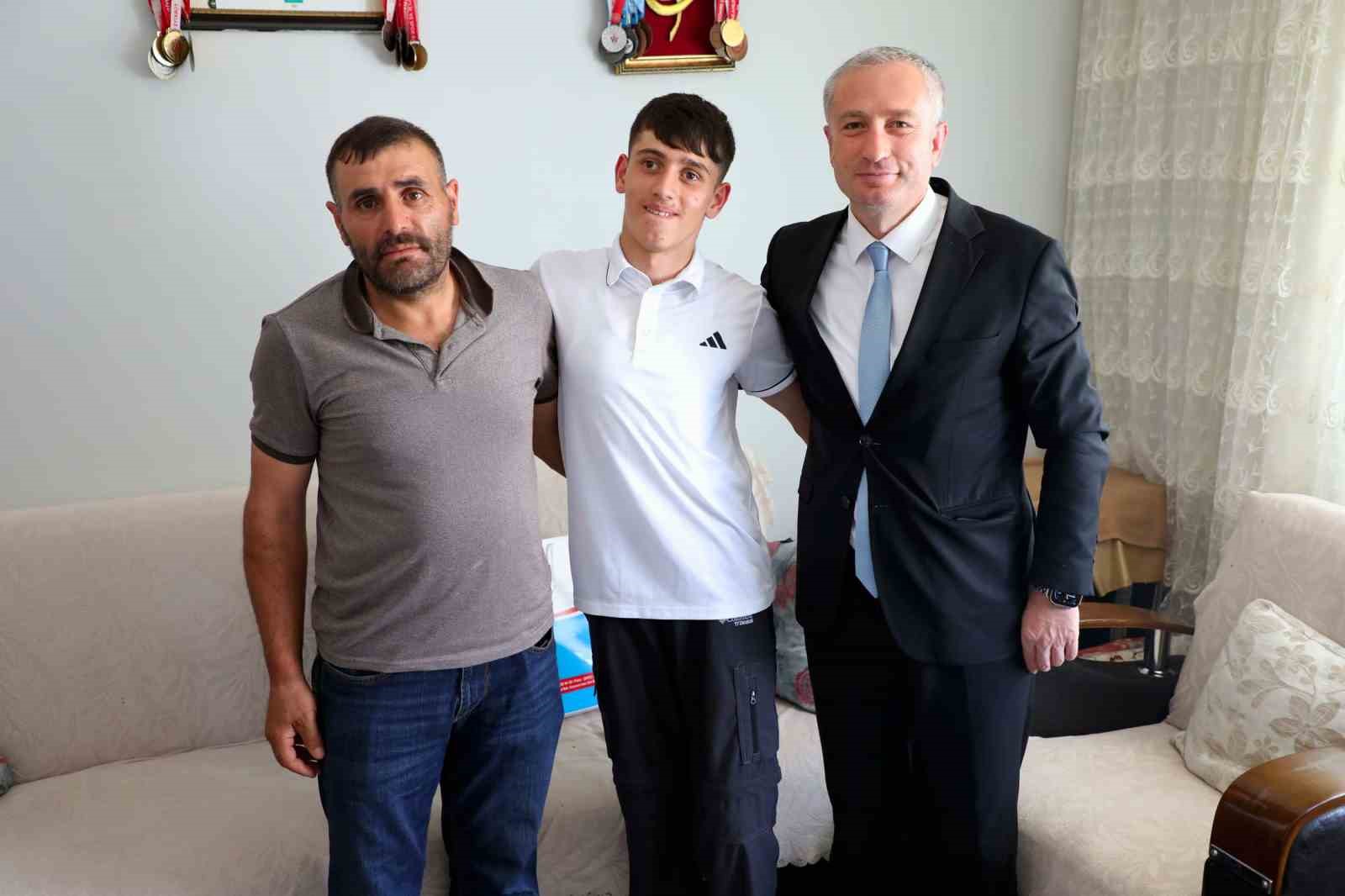 Ağrı Milli Eğitim M&uuml;d&uuml;r&uuml; K&ouml;krek&rsquo;ten LGS &ouml;ncesinde &ouml;zel eğitim &ouml;ğrencisi Duzlu&rsquo;ya moral ziyareti
