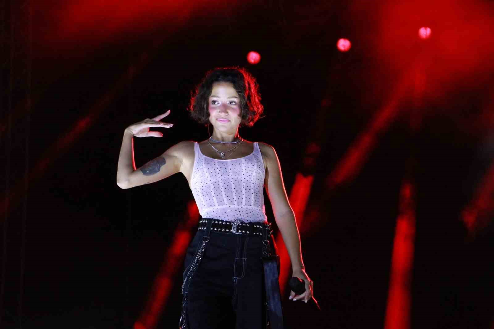 Yüksek Sadakat ve Zeynep Bastık Tekirdağ Kiraz Festivali’nde sahne aldı