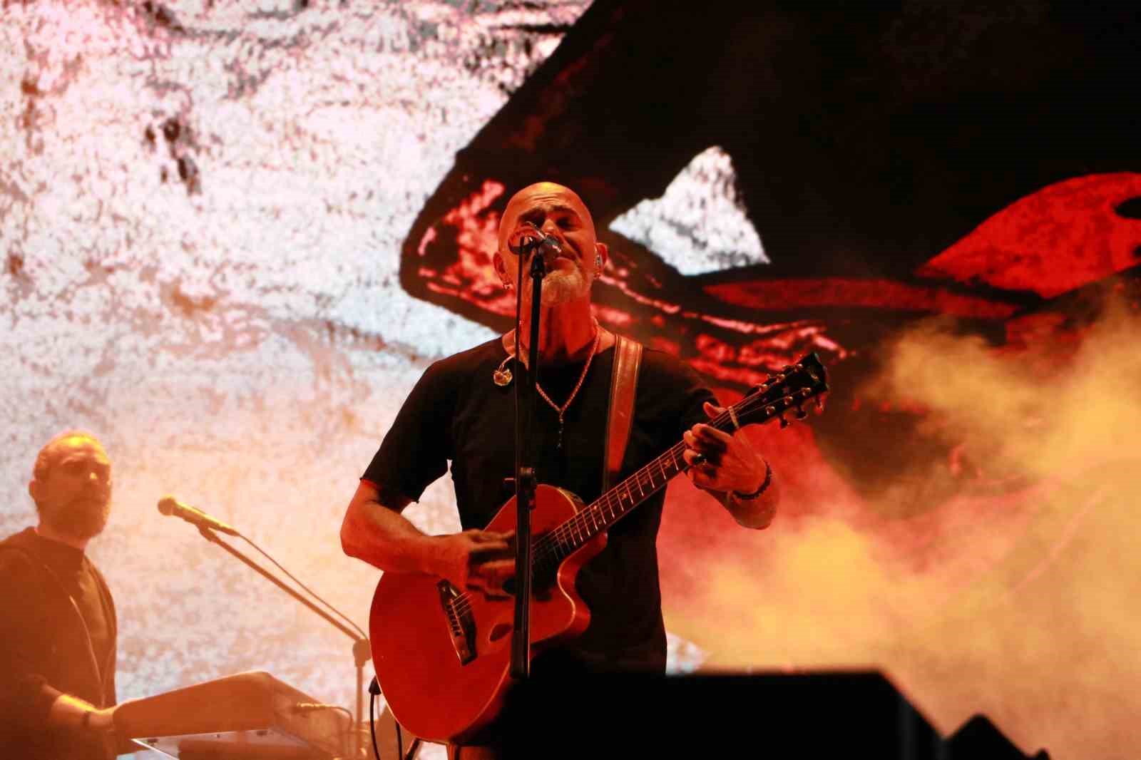 Yüksek Sadakat ve Zeynep Bastık Tekirdağ Kiraz Festivali’nde sahne aldı
